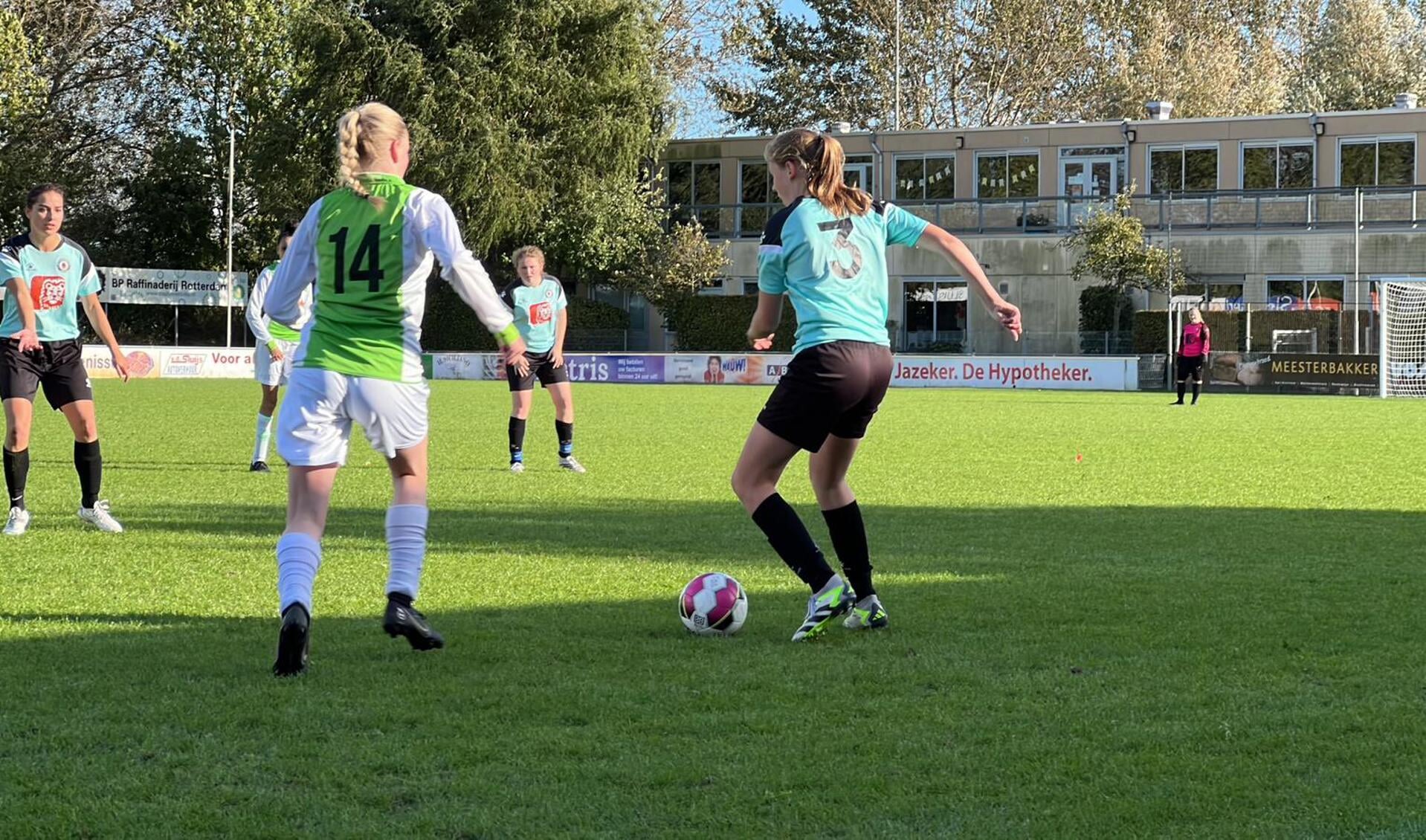 Nieuwenhoorn (vr) behaalt monsteroverwinning tegen Spijkenisse