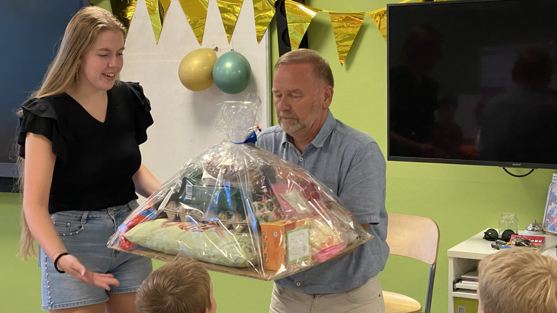 Meester-Jos-van-Barneveld-neemt-na-45-jaar-afscheid-van-De-Borgwal-in-Renswoude
