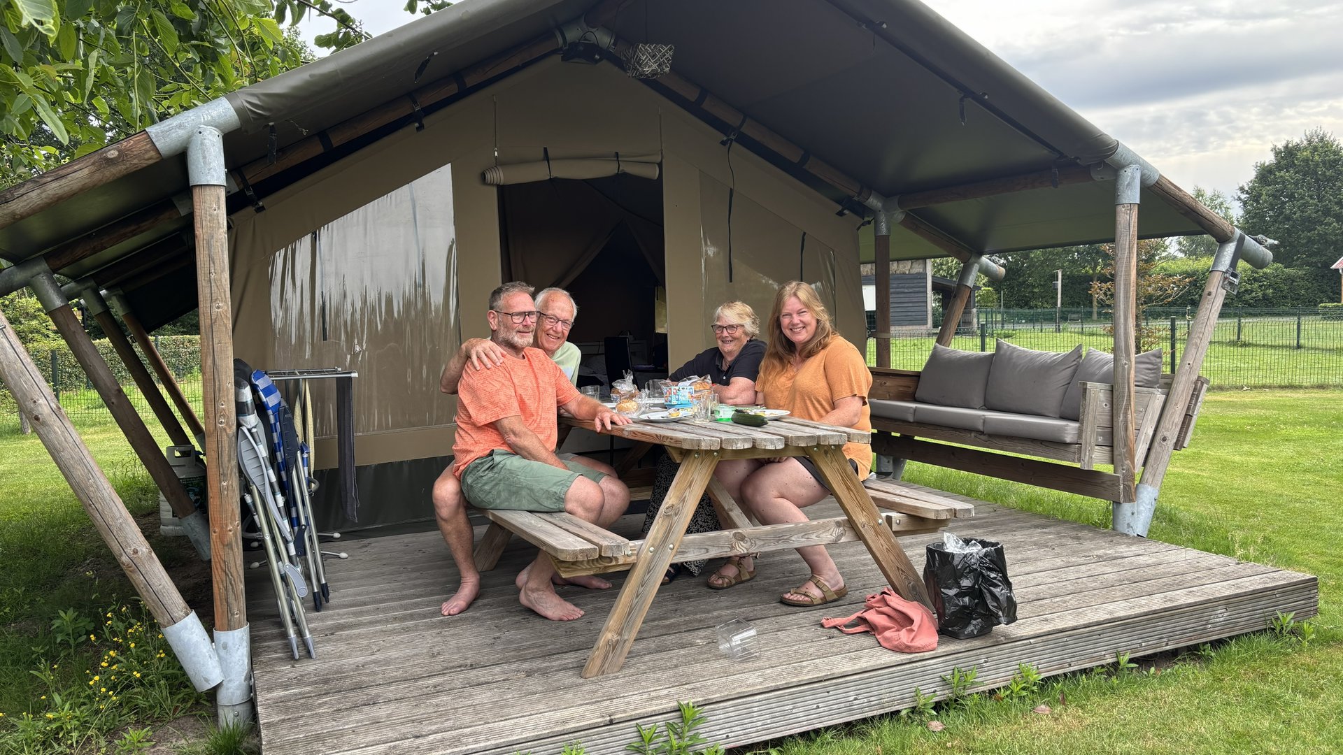 Aan-de-campingtafel-bij-de-Grebbelinie---Op-de-camping-voel-je-je-vrijer-