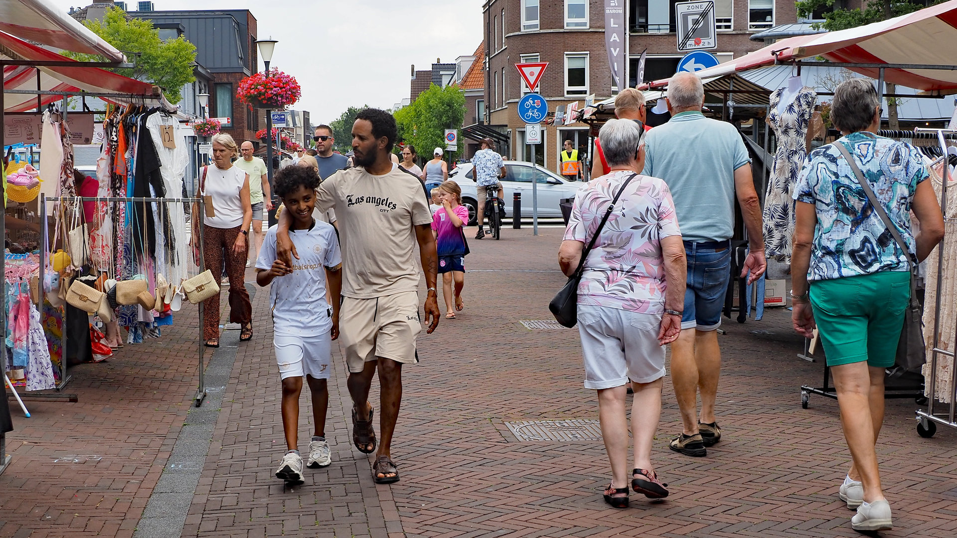 Zomermarkt-in-Woudenberg-vol-zon-en-gezelligheid