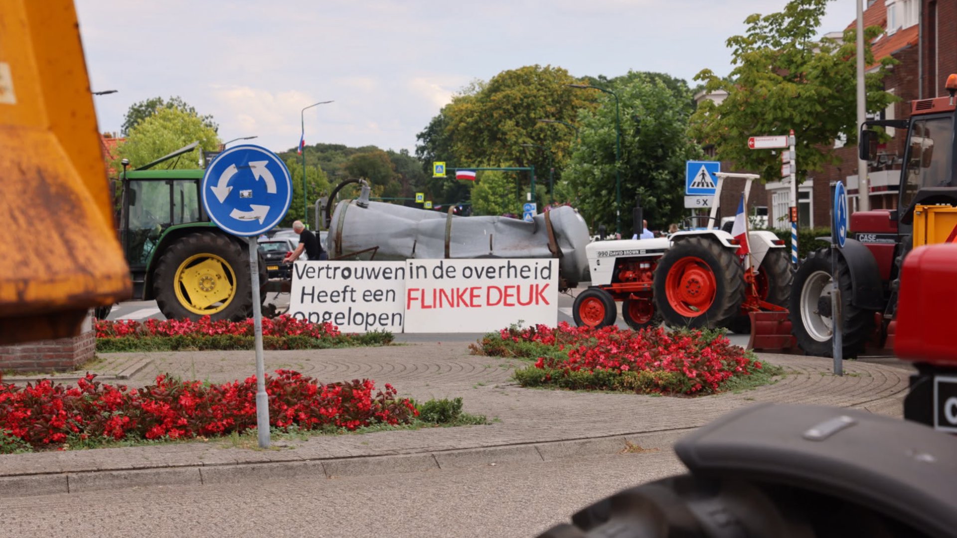 Boeren-blokkeren-toegangswegen-en-trekken-naar-gemeentehuis-Renswoude
