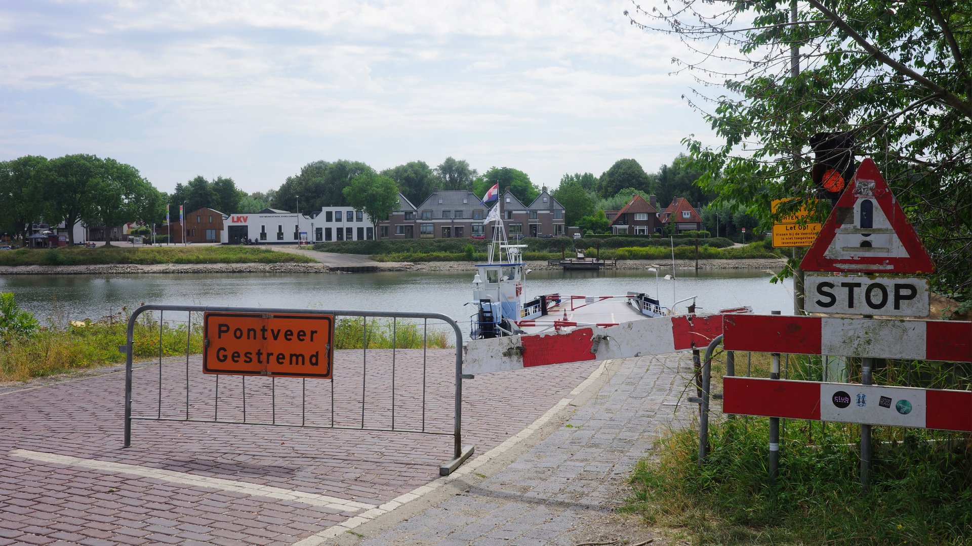 Veerpont-tussen-Schalkwijk-en-Culemborg-uit-de-vaart-door-extreem-lage-waterstand