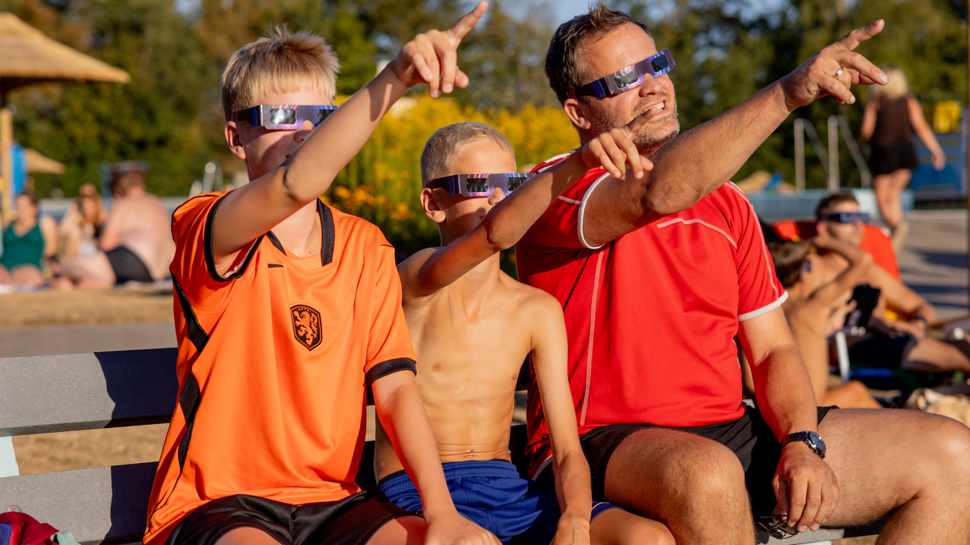 Honderden-bezoekers-genieten-van-zonsverduistering-bij--t-Willaer-Scherpenzeel