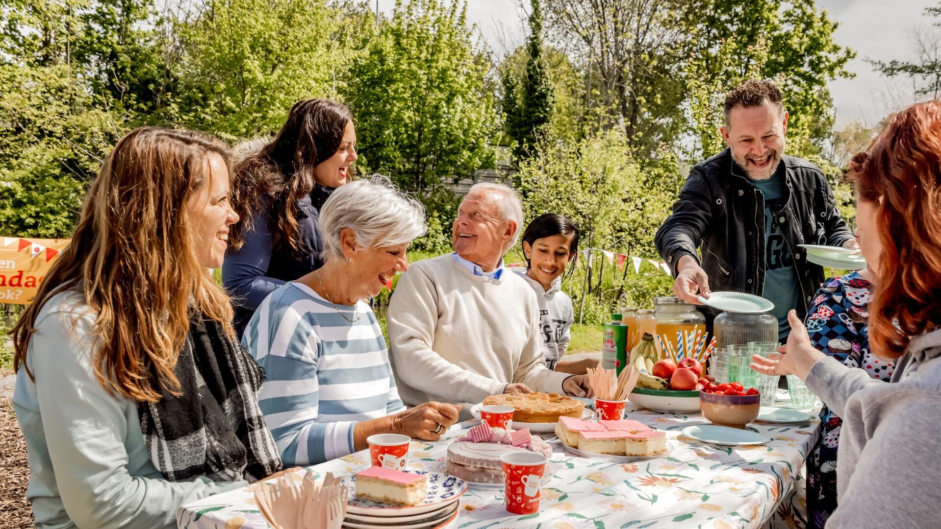 ‘Beter Een Goede Buur, Dan Een Verre Vriend’: Burendag In Enschede - Al ...