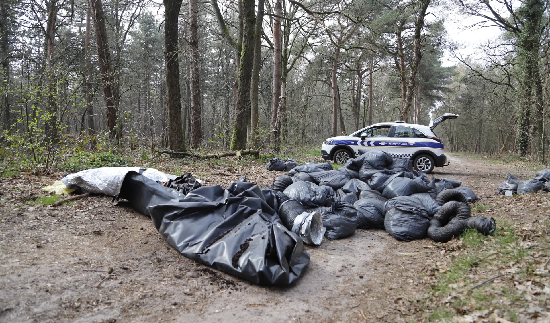 Grote hoeveelheid drugafval gedumpt in de bossen bij Westerbeek
