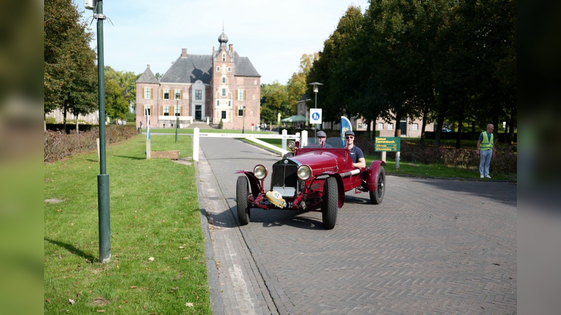 Oldtimers-en-sportauto-s-trekken-door-Putten
