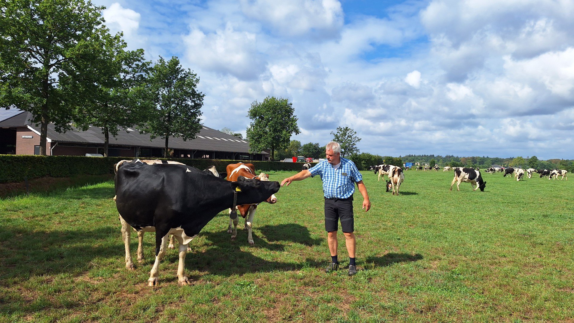 Boer-Teus-luidt-de-noodklok-tijdens-bijeenkomst-in-Scherpenzeel---We-hopen-dat-jonge-boeren-weer-zin-krijgen-om-te-boeren-