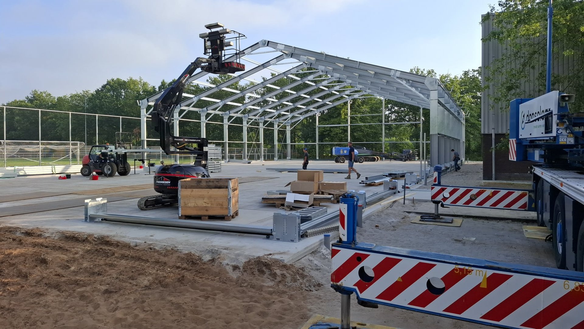 Nieuwe-sporthal-De-Bron-krijgt-vorm-in-Woudenberg