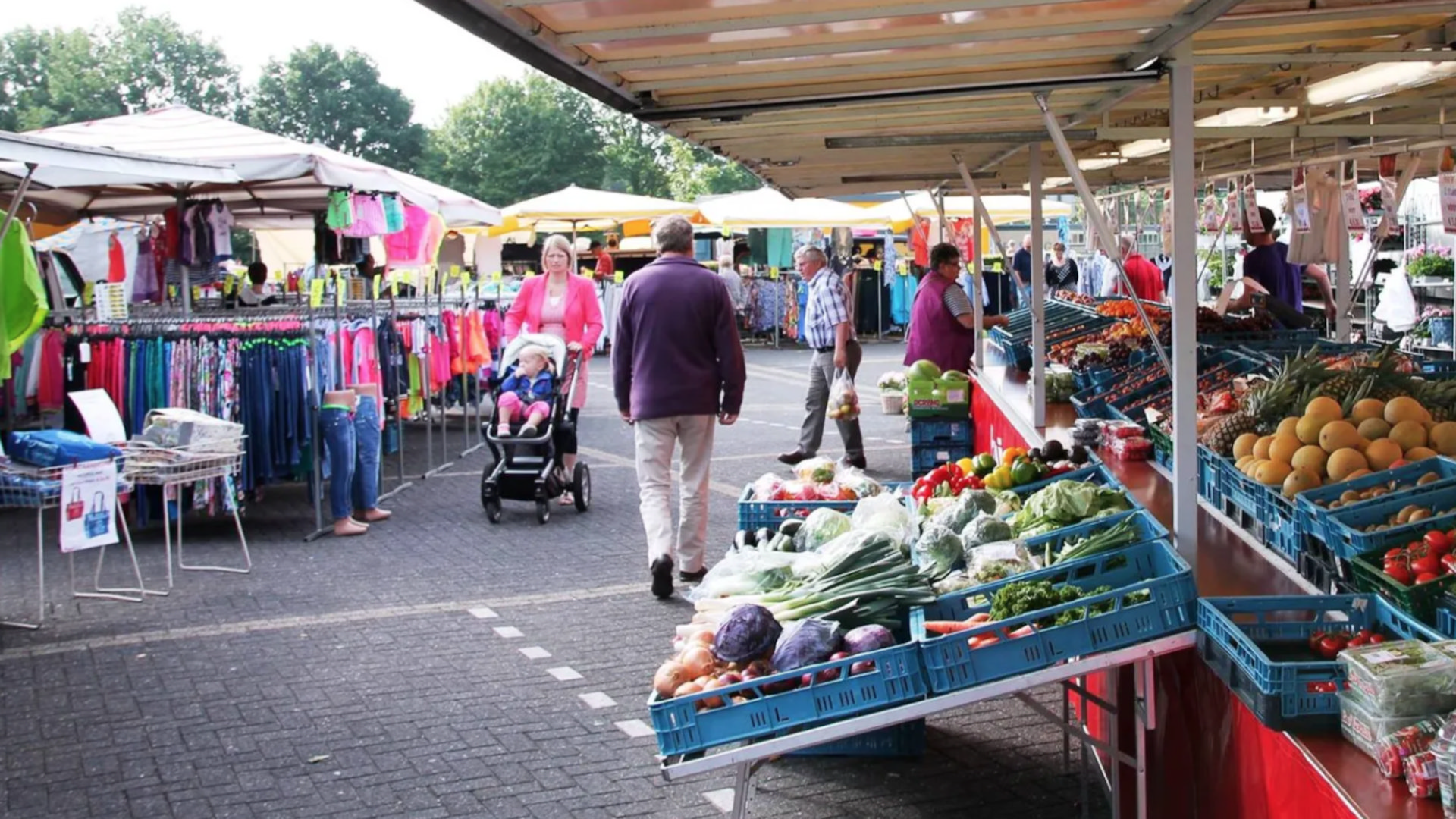 Langere-proef-van-nieuwe-opstelling-van-weekmarkt-in-Harderwijk