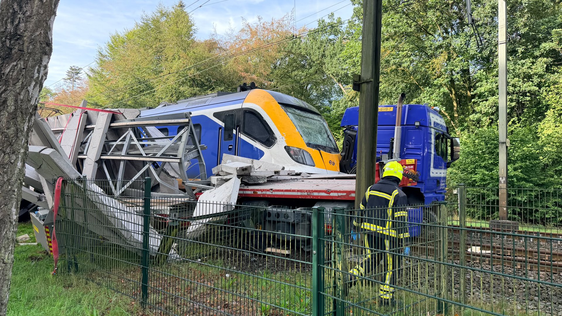 UPDATE--Trein-ramt-vrachtwagen-op-Horsterweg--chauffeur-licht-gewond-en-geen-treinen-meer-vandaag