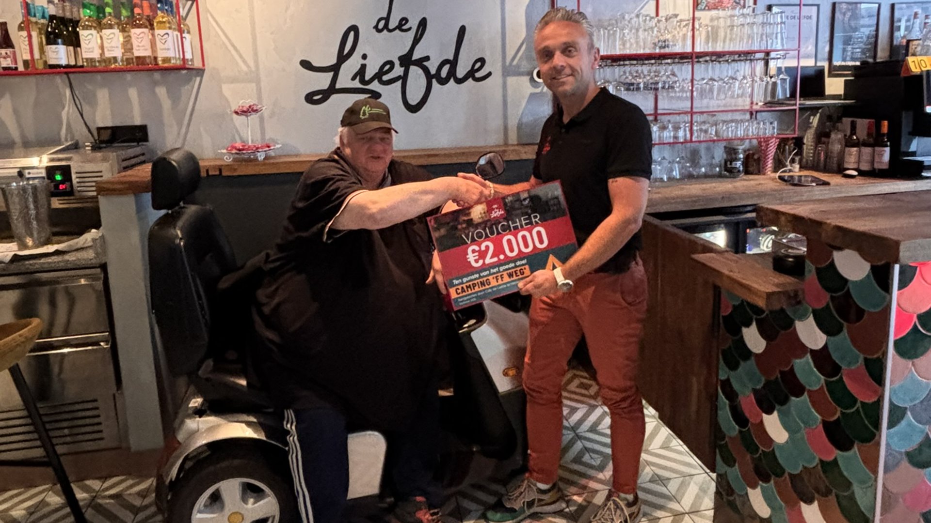 Caf--de-Liefde-steunt-met-cheque-Camping--FF-Weg-voor-vakantie-in-eigen-stad