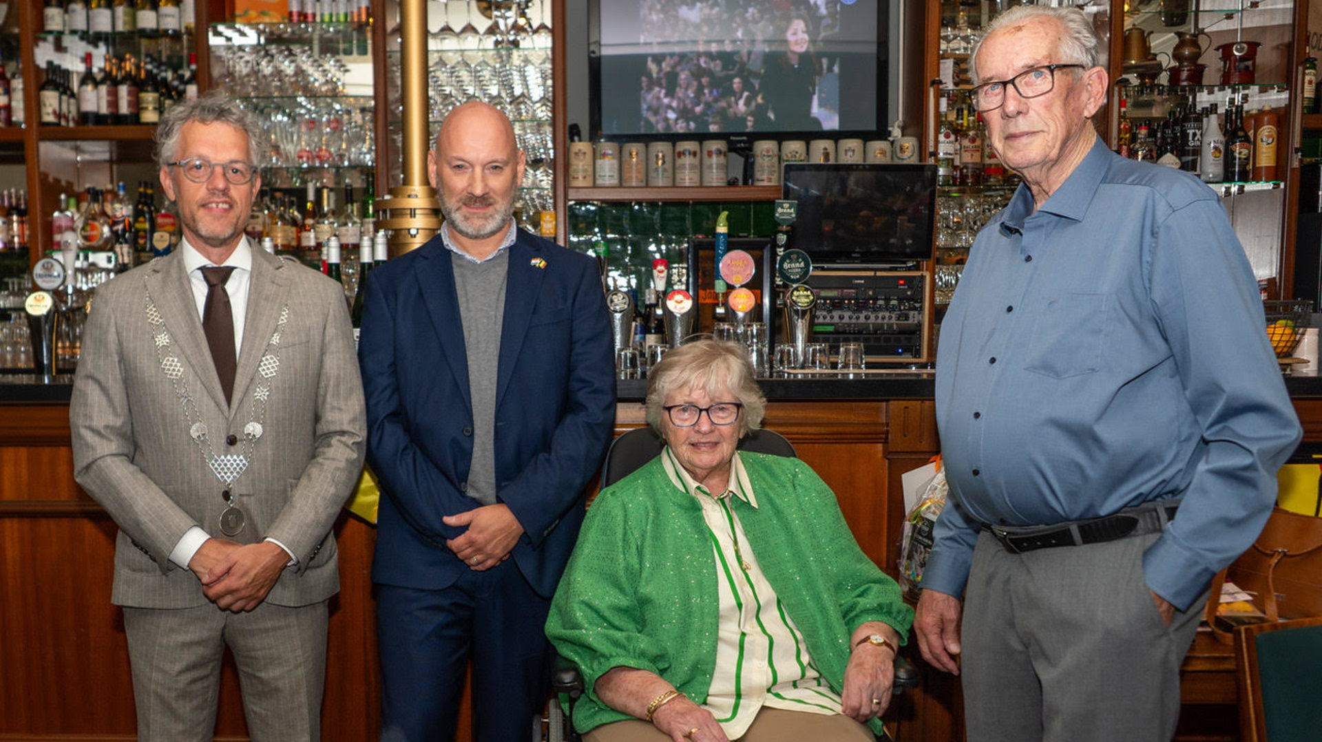 Een-briljanten-huwelijk-en-een-koninklijke-onderscheiding--feest-in-huize-Pijnenburg-Oostindier