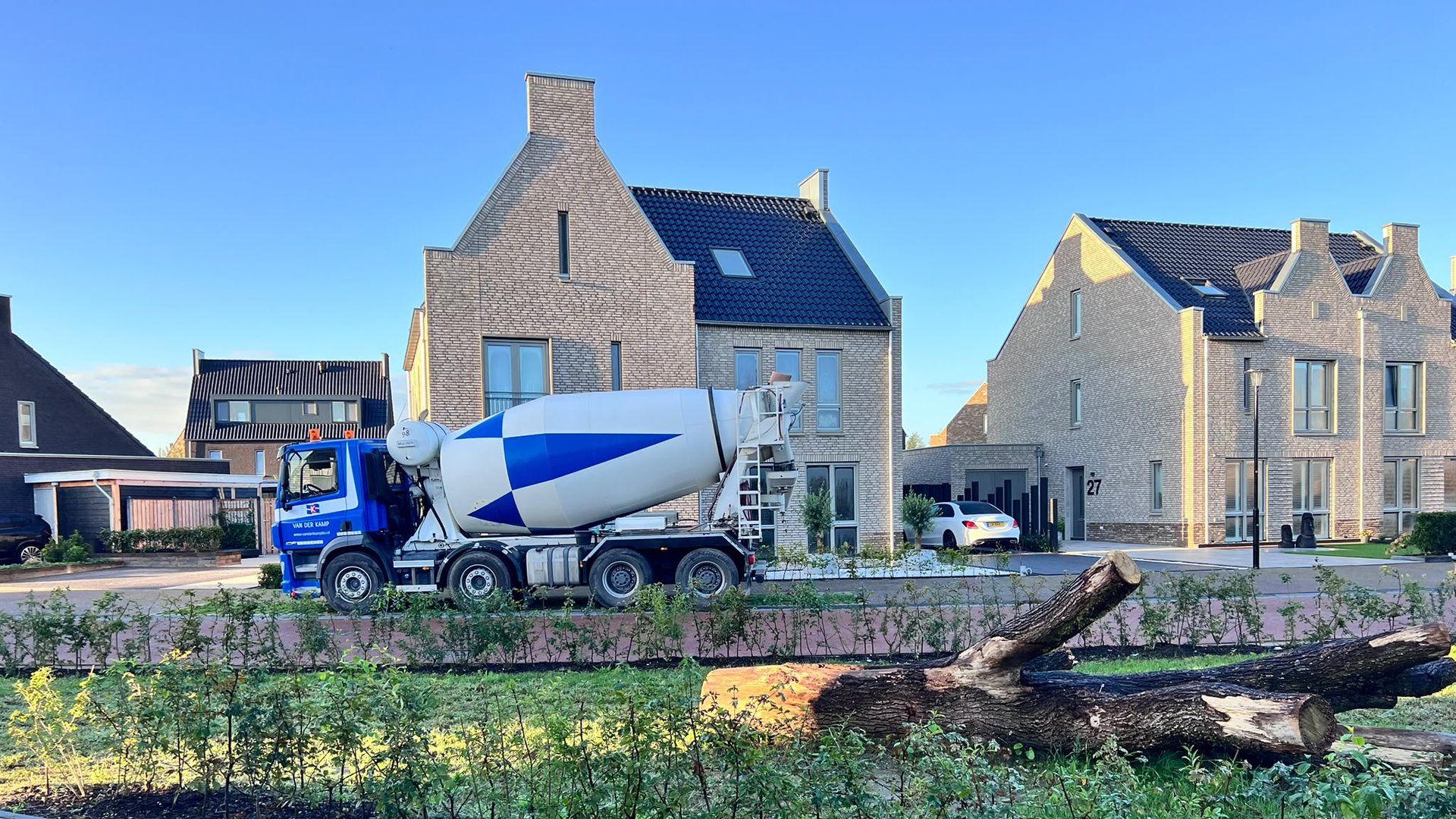 Lezersfoto--in-de-file-voor-het-storten-van-beton
