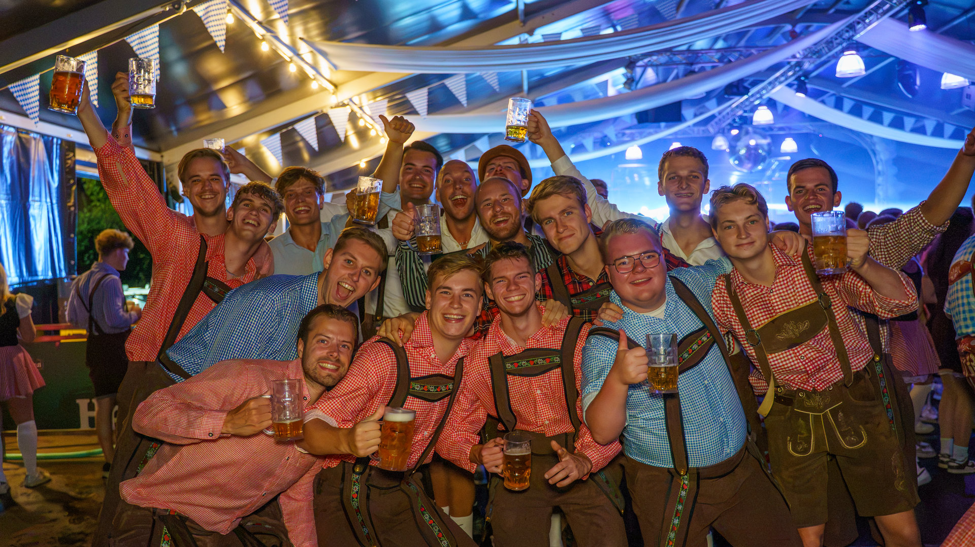 In-beeld--Verklede-feestgangers-vieren-groots-Oktoberfest-in-Putten