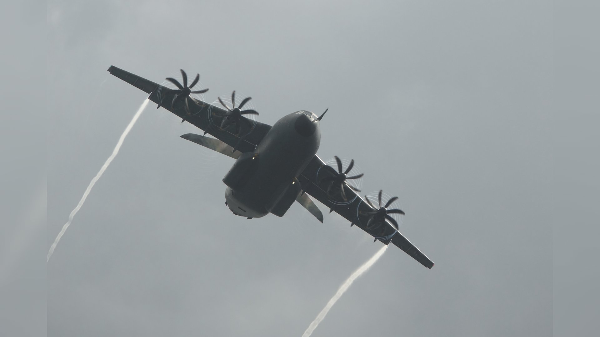 Lezersfoto--Laatste-militaire-vliegtuigen-boven-Putten-en-beelden-luchtlandingen-Ginkelse-Heide