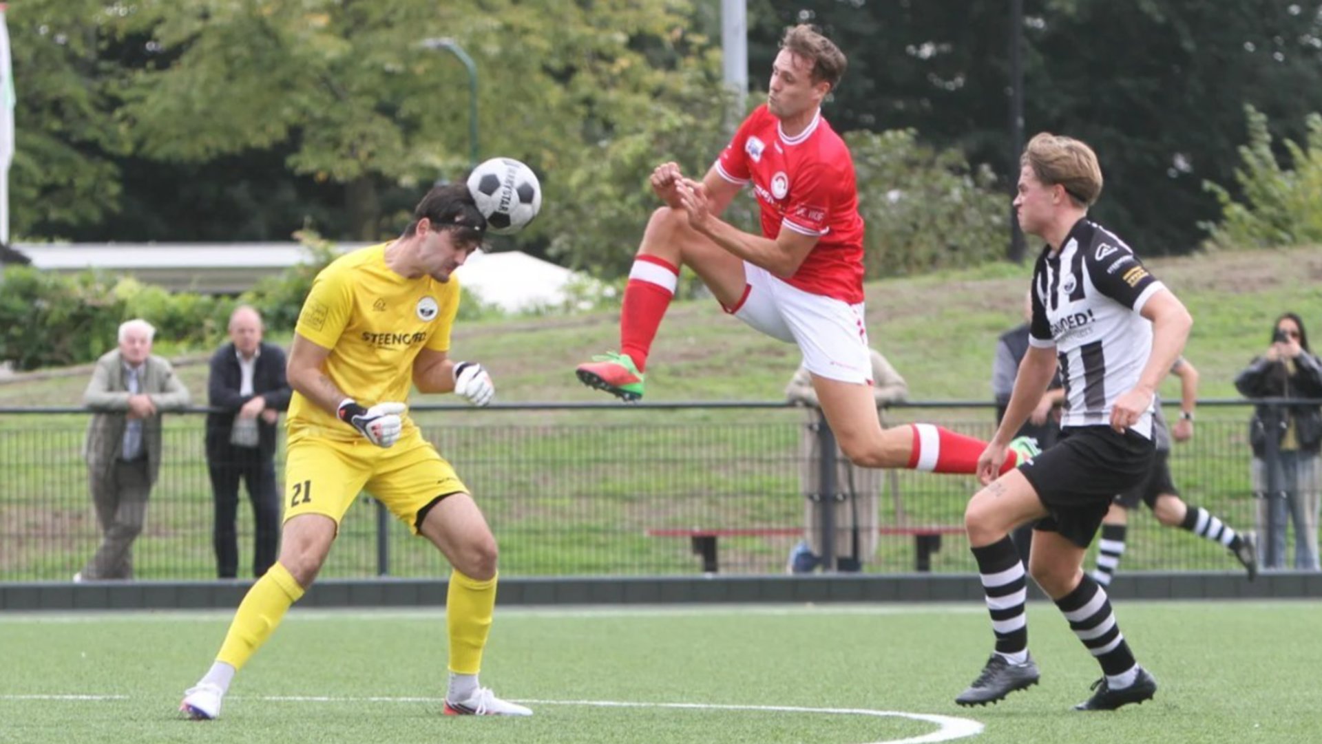 Zwart-Wit-63-rijgt-kansen-aaneen-in-Renswoude-maar-ziet-bekende-voetbalwet-in-werking-treden