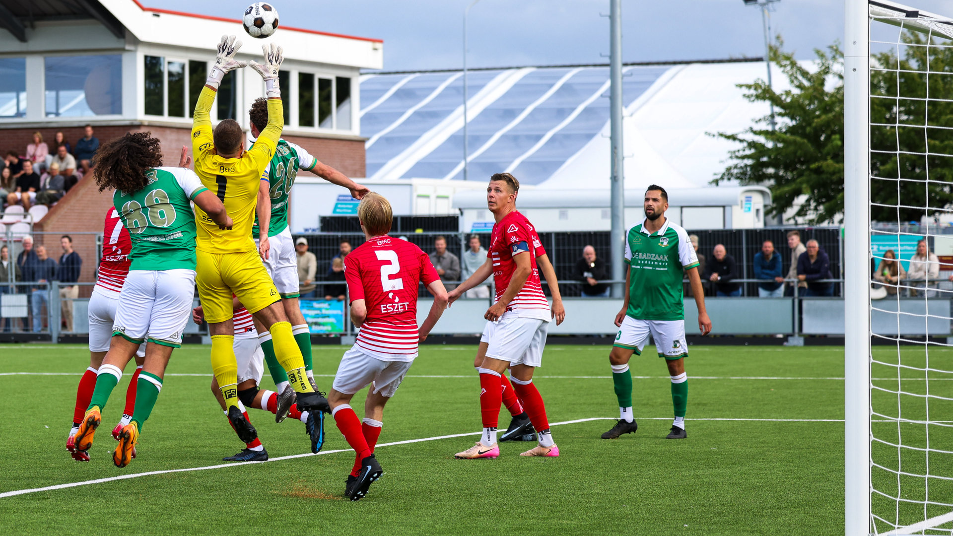 Hierden-en-SVI-starten-competitie-met-punt-nadat-ze-kruitdampen-zien-optrekken-na-dozijn-treffers-op-sportpark-Mheenzicht