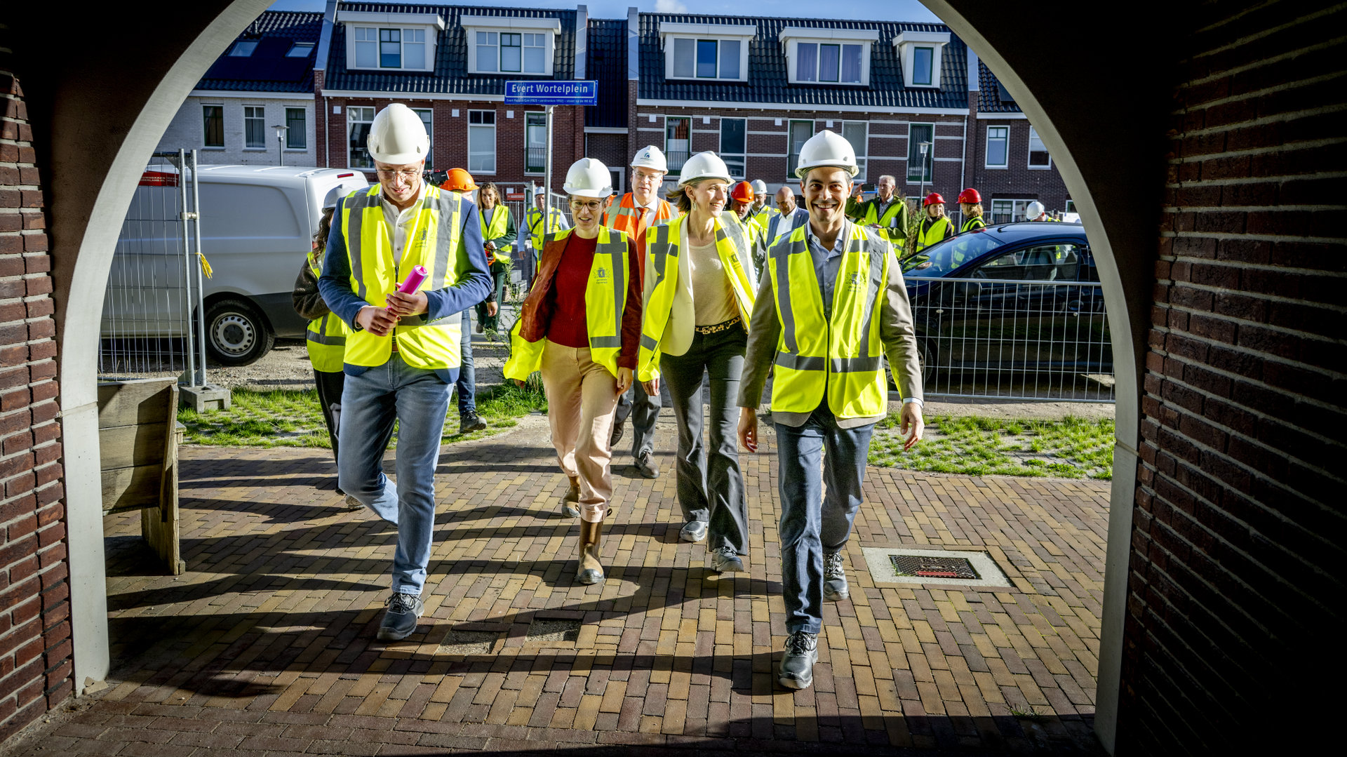 In-beeld--minister-president-Rob-Jetten--minister-Elanor-Boekholt-O-Sullivan-en-minister-Mirjam-Sterk-doen-Waterfront-in-Harderwijk-aan