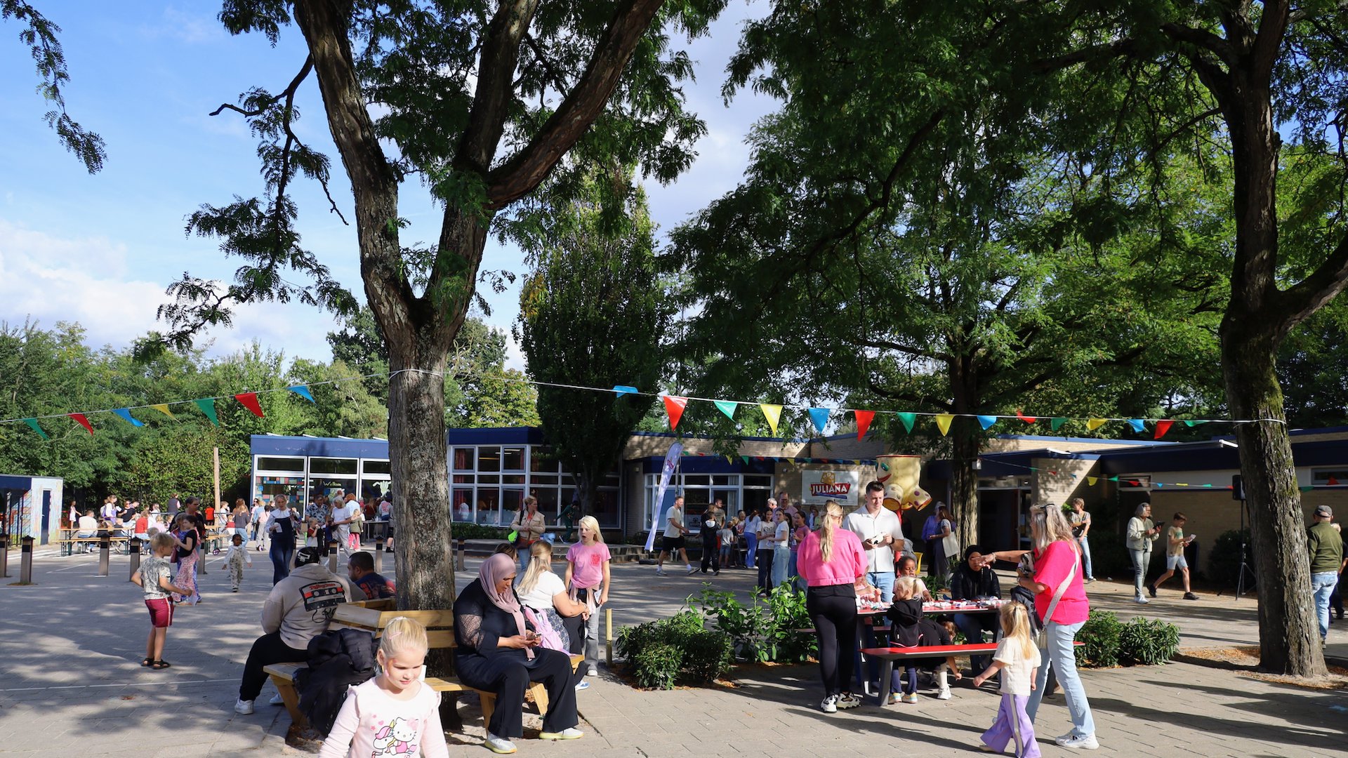 Burendag-op-het-schoolplein--Koningin-Julianaschool-en-opvang-Kleurrijk-geven-pleinfeest