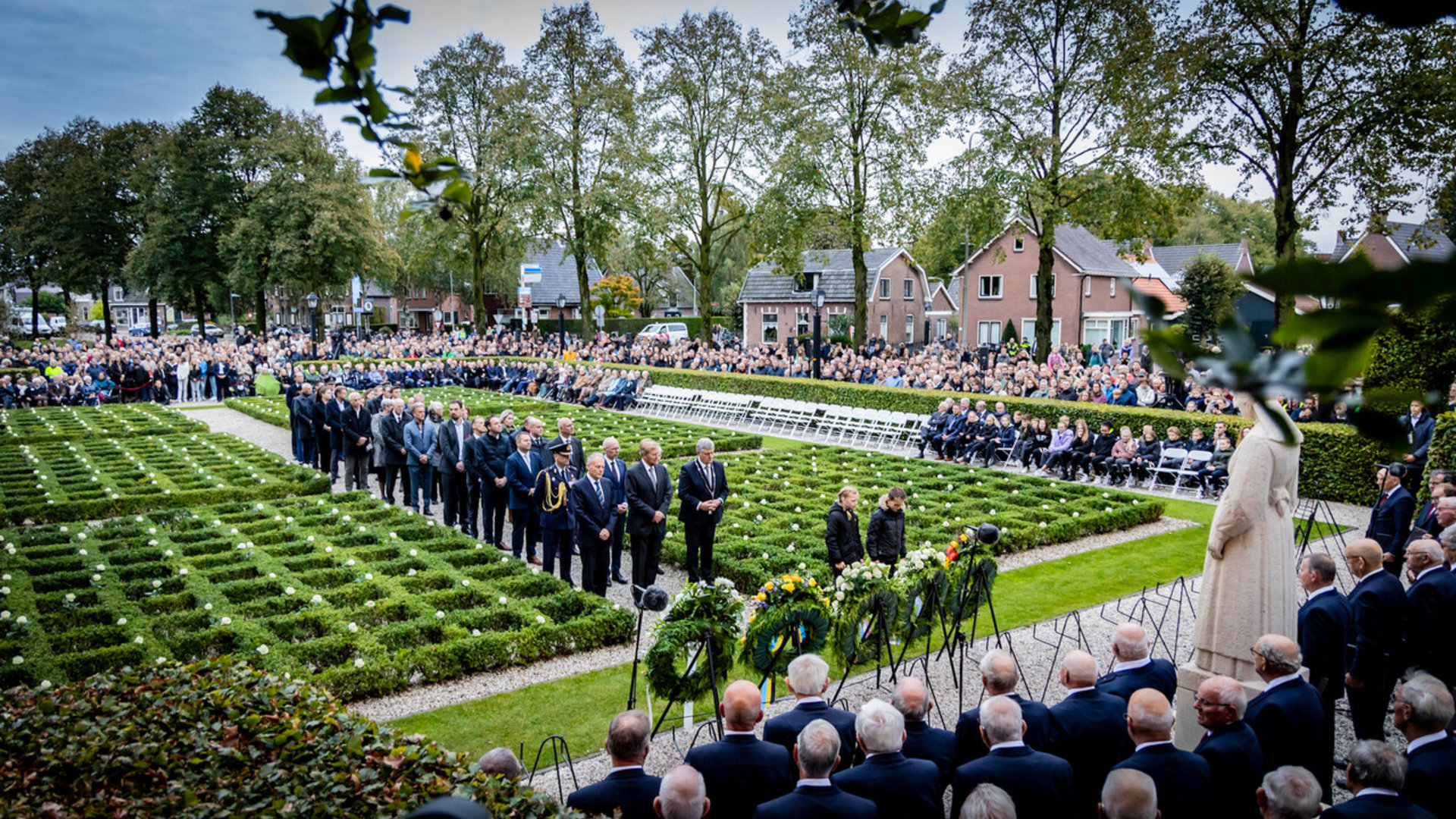Putten-herdenkt-op-2-oktober-de-slachtoffers-van-de-razzia--kranslegging-en-aansluitend-samenkomst-in-De-Aker