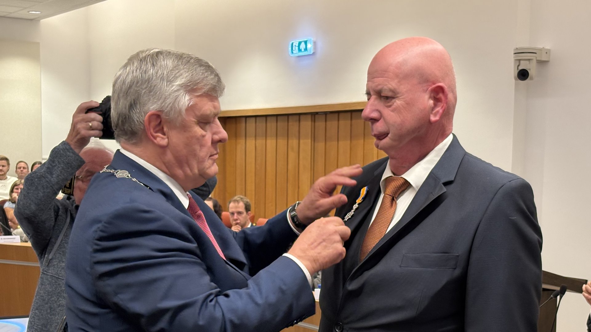 Koninklijke-onderscheiding-bij-afscheid-raadslid-Hoogendijk--Putten-verliest-markant-persoon-en--vuurvreter-