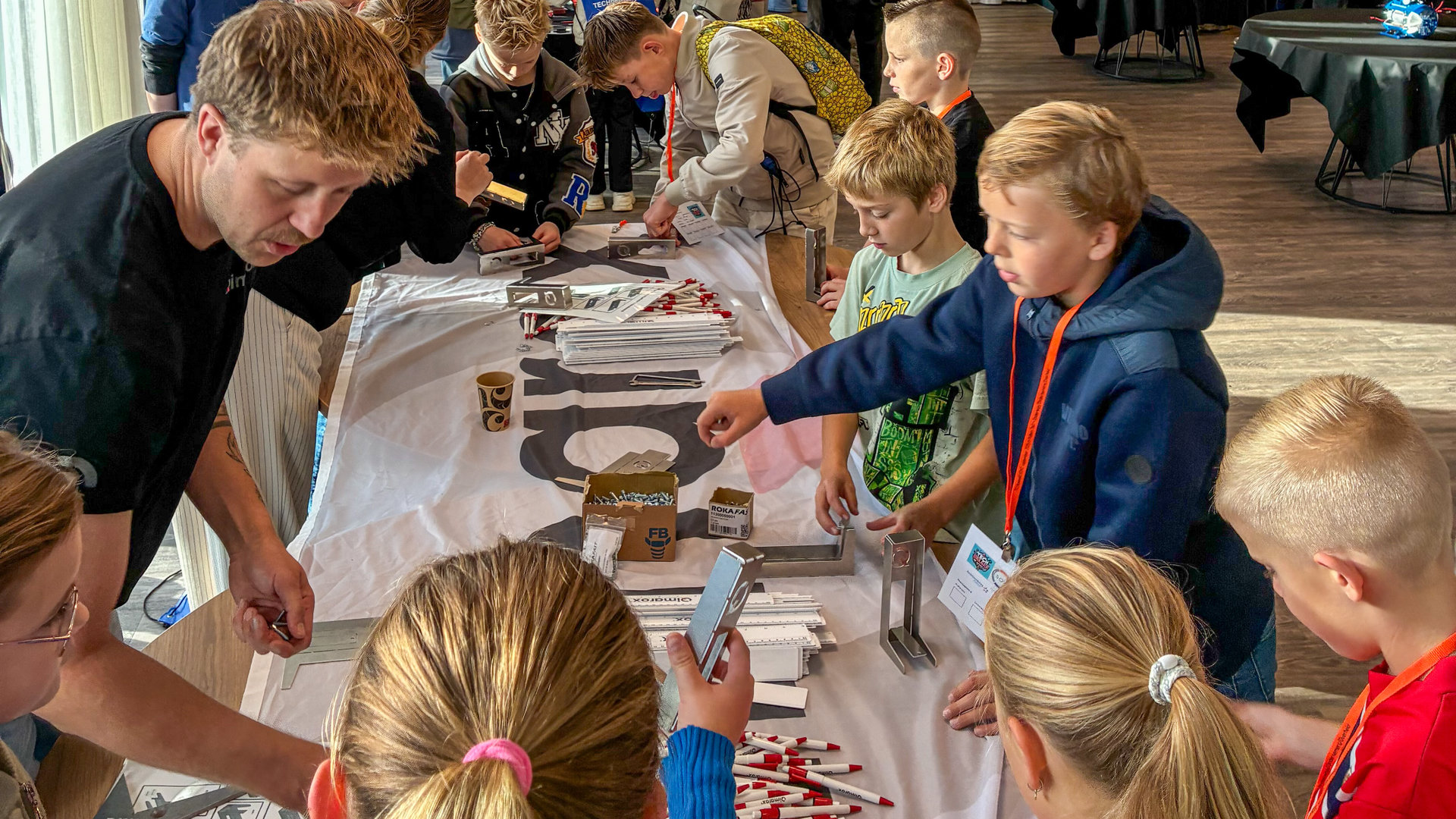 Honderden-leerlingen-uit-groep-7-ontdekken-de-wereld-van-techniek-tijdens-TechBeleefEvent-Putten