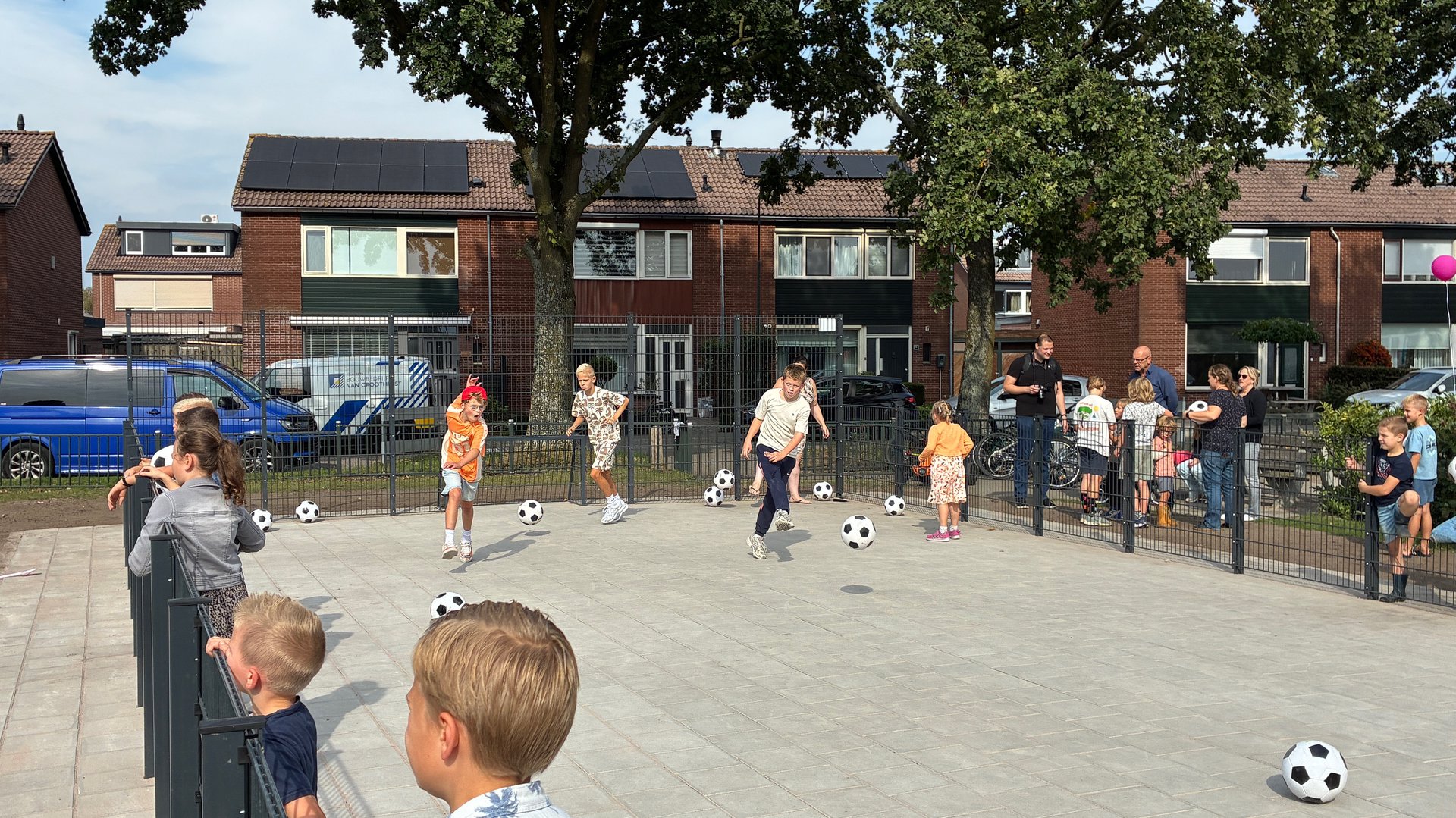 Scherpenzeelse-kinderburgemeester-Daan-opent-panna-veldje-aan-Koepellaan