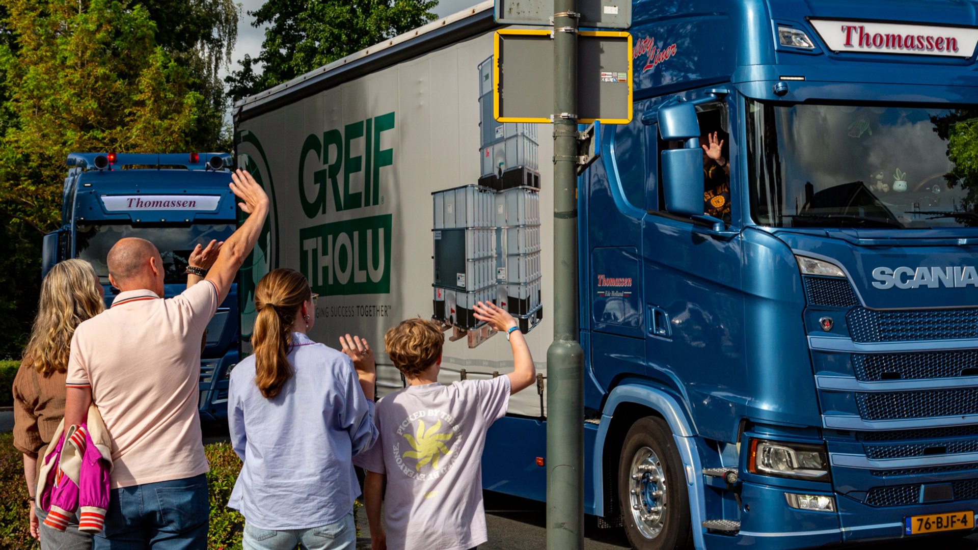 Toeters-en-zwaaiende-inwoners-tijdens-Truckersdag-vanuit-Woudenberg