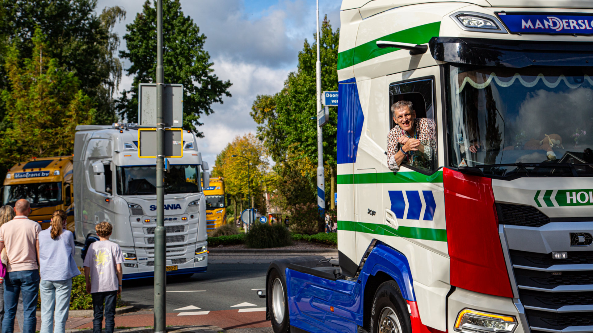 Toeters-en-zwaaiende-inwoners-tijdens-Truckersdag-door-Scherpenzeel