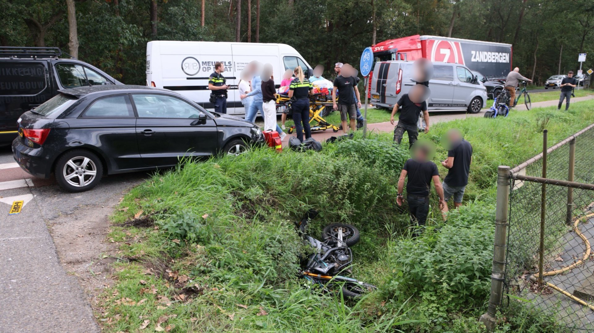 Brommerrijdster raakt gewond bij botsing met auto en belandt in sloot ...