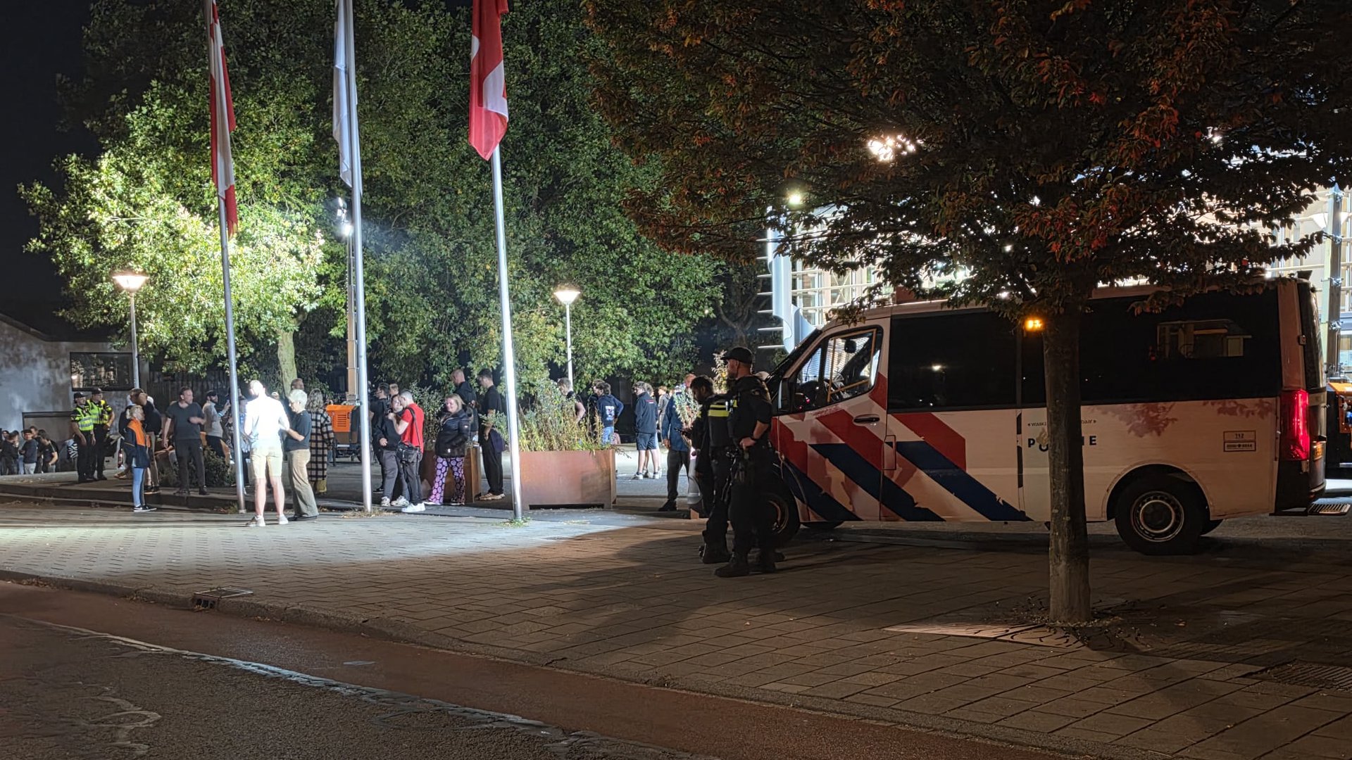 Veel-politie-aanwezig-voor-verwachte-demonstratie-bij-het-gemeentehuis-in-Rhenen