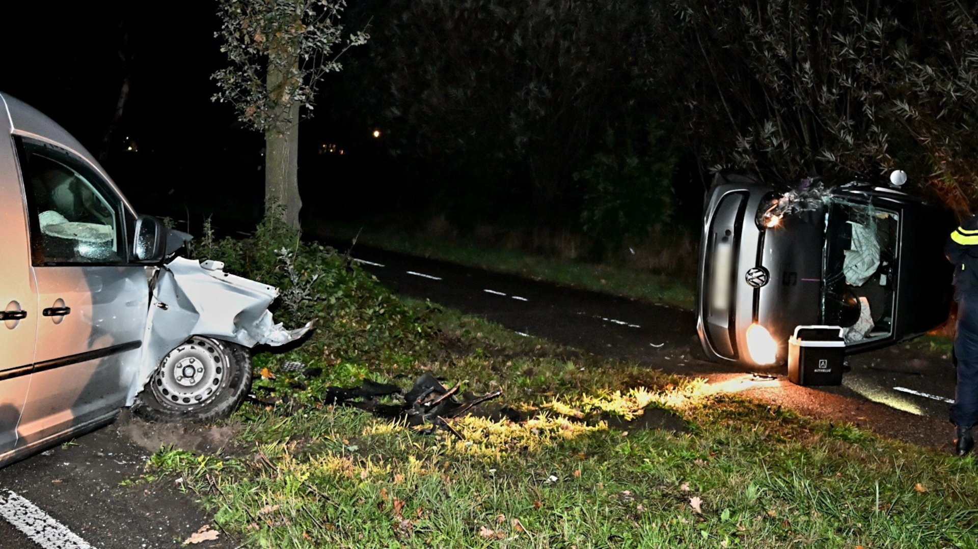 Auto op zijkant na botsing met bestelwagen op Wesselseweg Barneveld