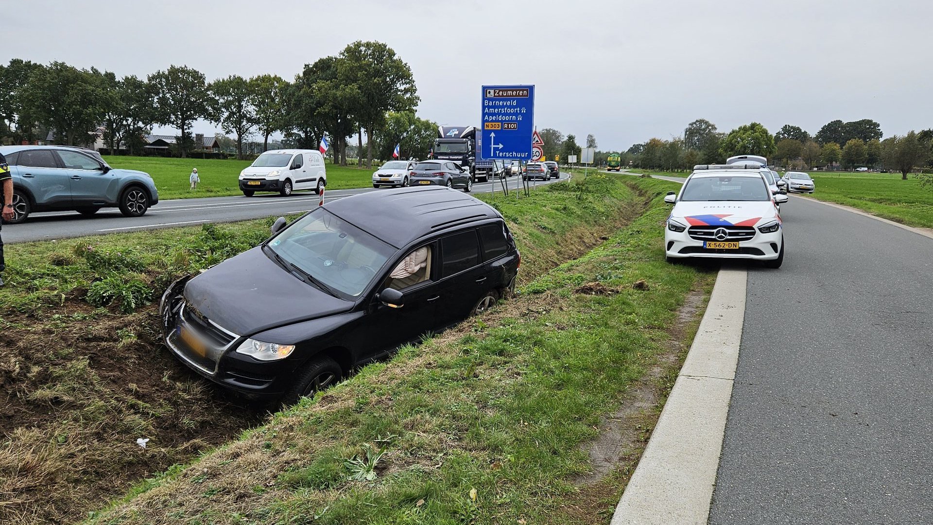 Auto belandt in sloot bij eenzijdig ongeval op Voortse Ring