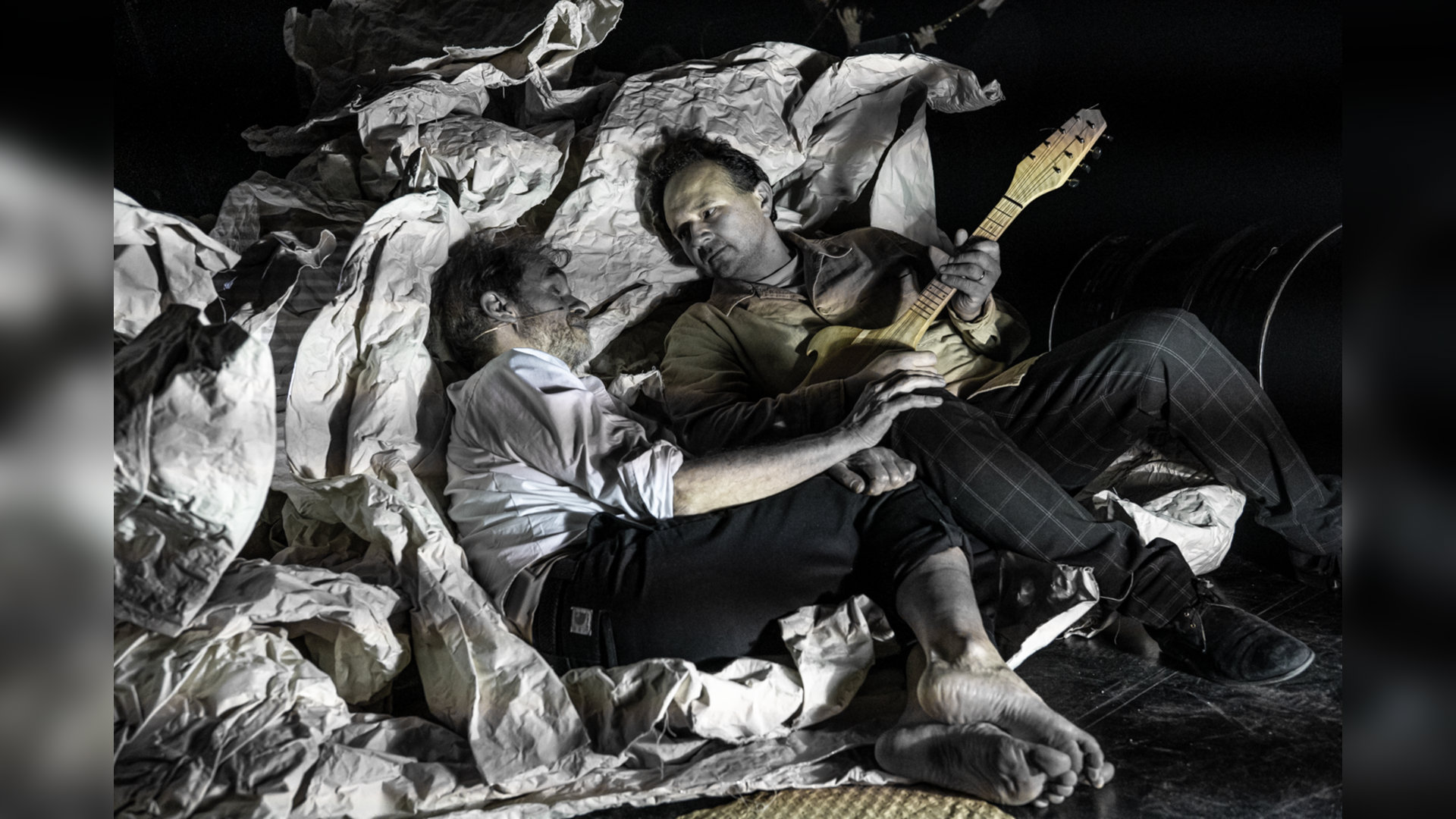 Regarde bien - indringend muziekdrama met Brel in de Stille Zuidzee