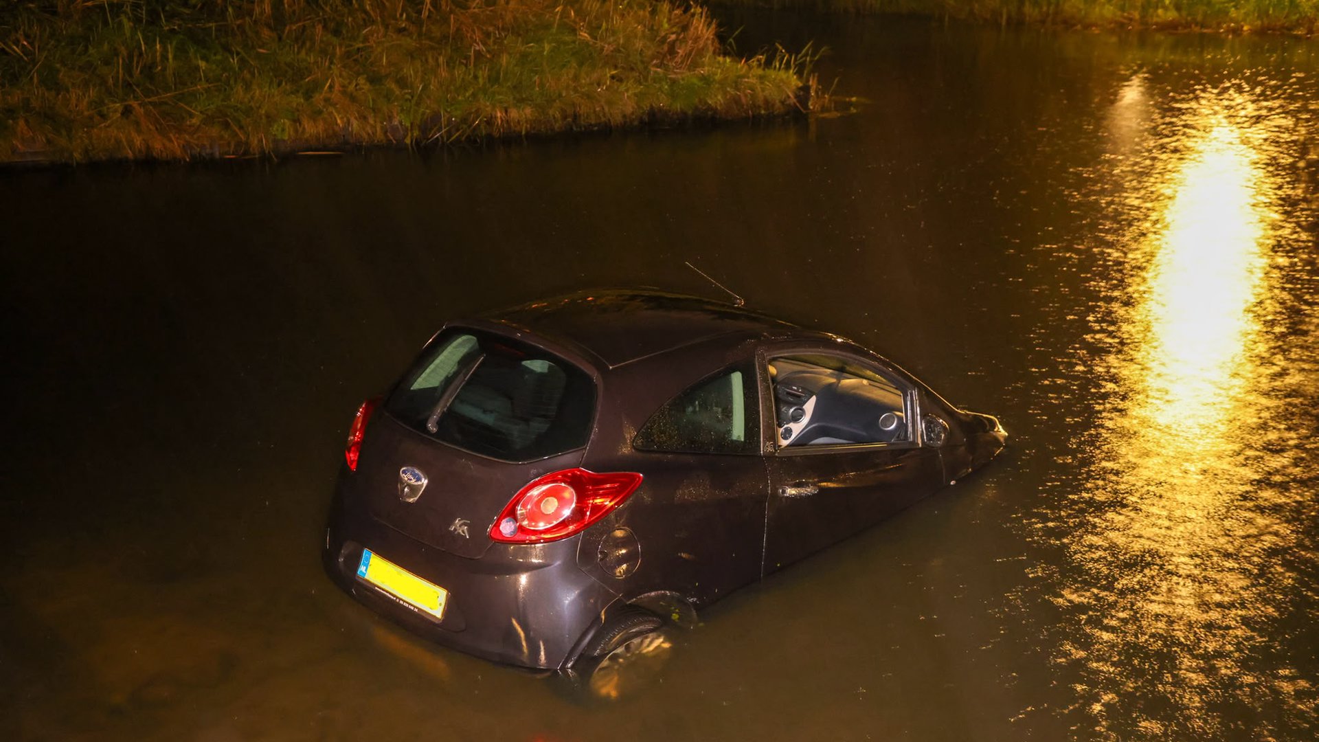 Auto te water aan het Rietveen in Veenendaal, twee vrouwen ongedeerd