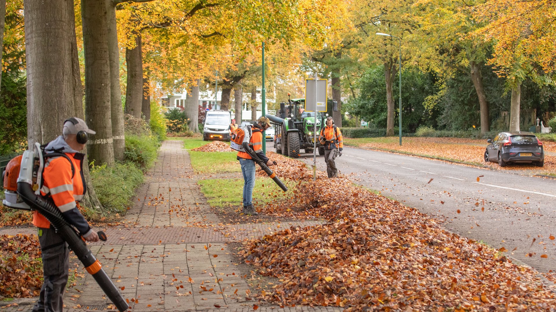 Baarn ruimt herfstbladeren op