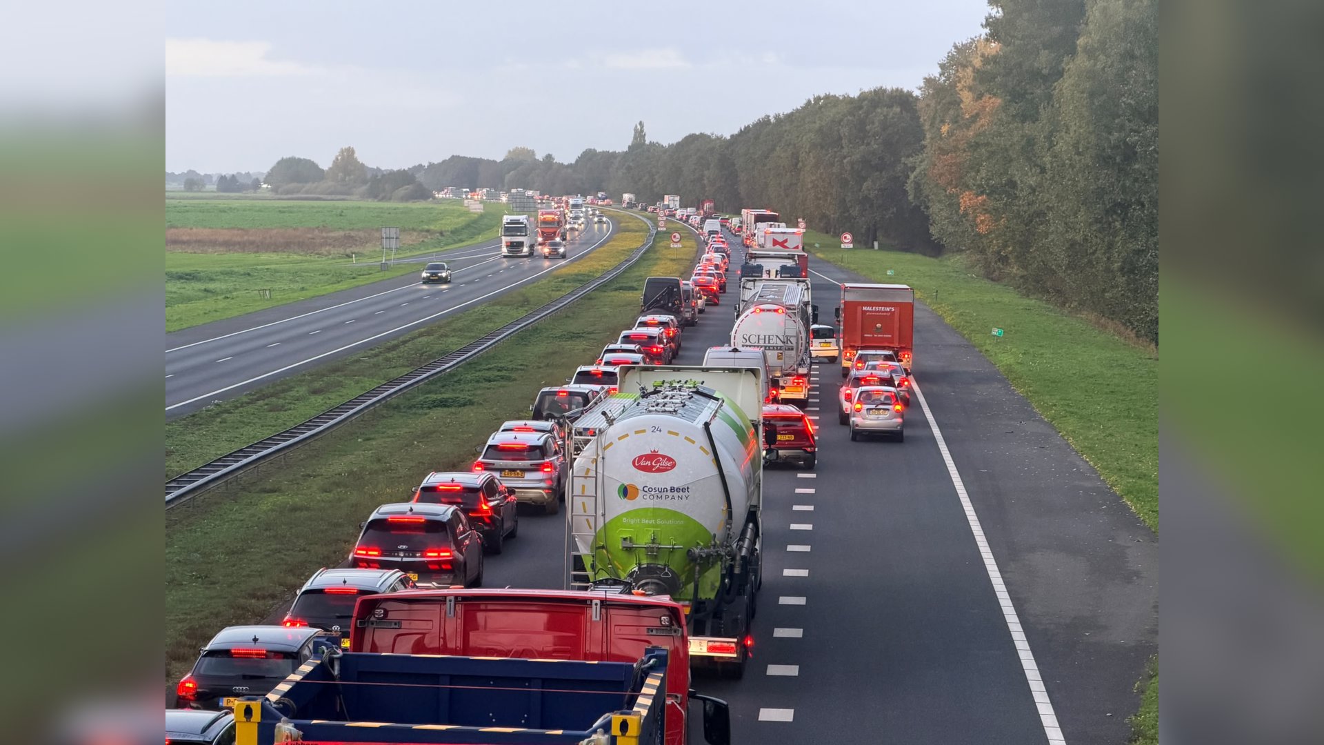 Eén persoon naar ziekenhuis na ongeval met drie voertuigen op A28 bij Putten en kilometerslange file