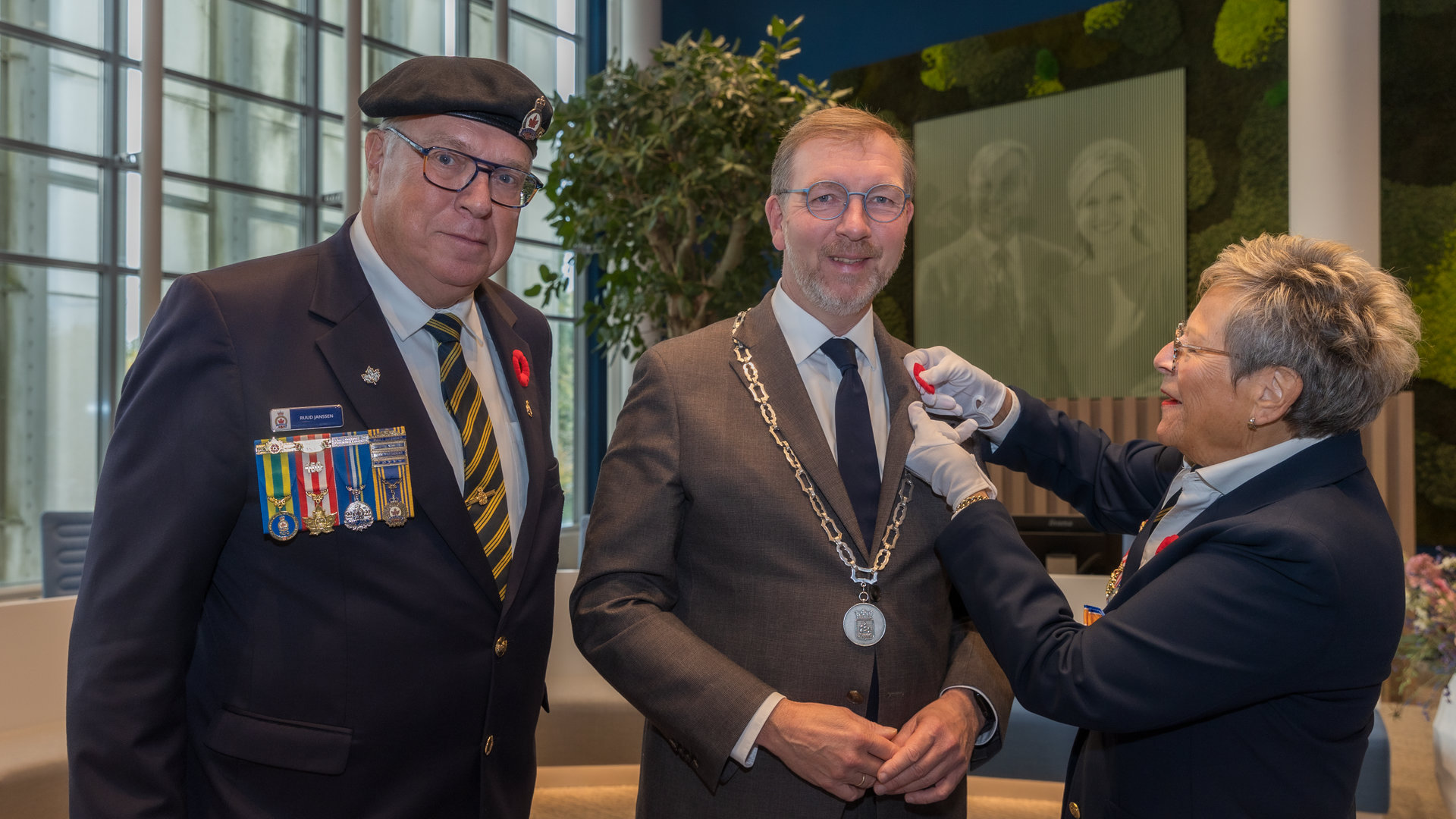 ‘Poppy’ opgespeld bij burgemeester Kats: ‘De klaproos symboliseert hoop, vrede en veerkracht’