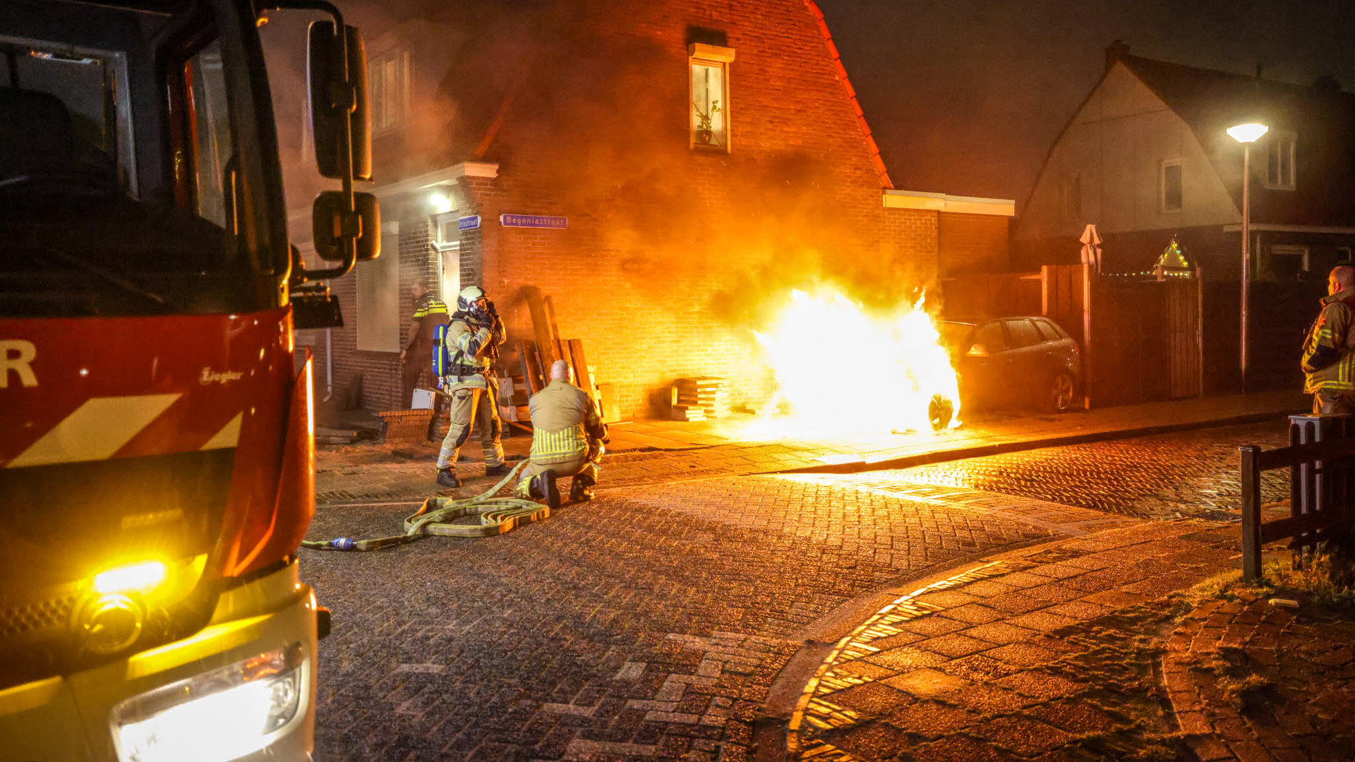 Auto in brand naast woning in Amersfoort, bewoners Irisstraat geëvacueerd