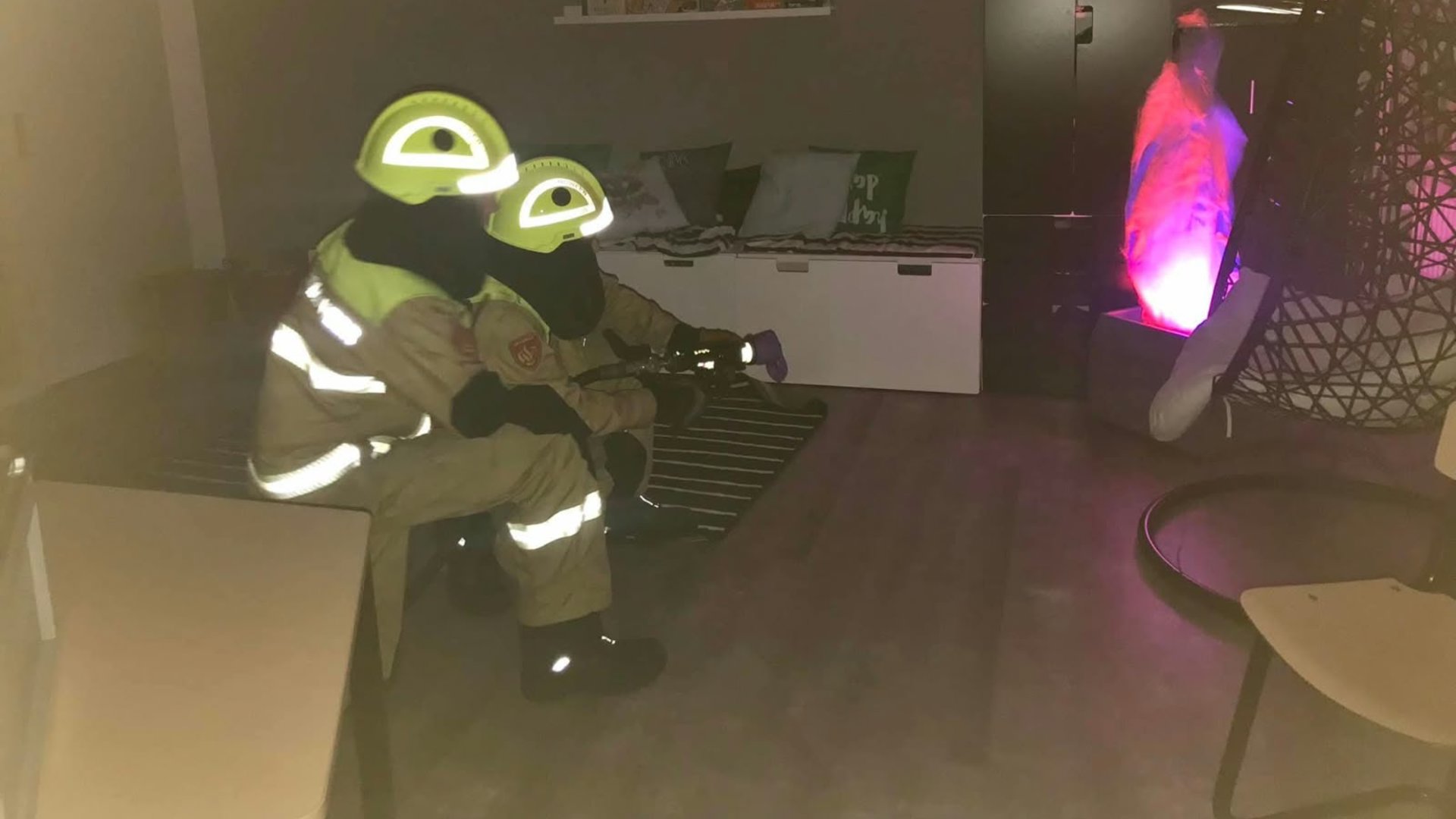Jeugdbrandweer oefent bij kinderopvang Villa Knots in Nijkerk