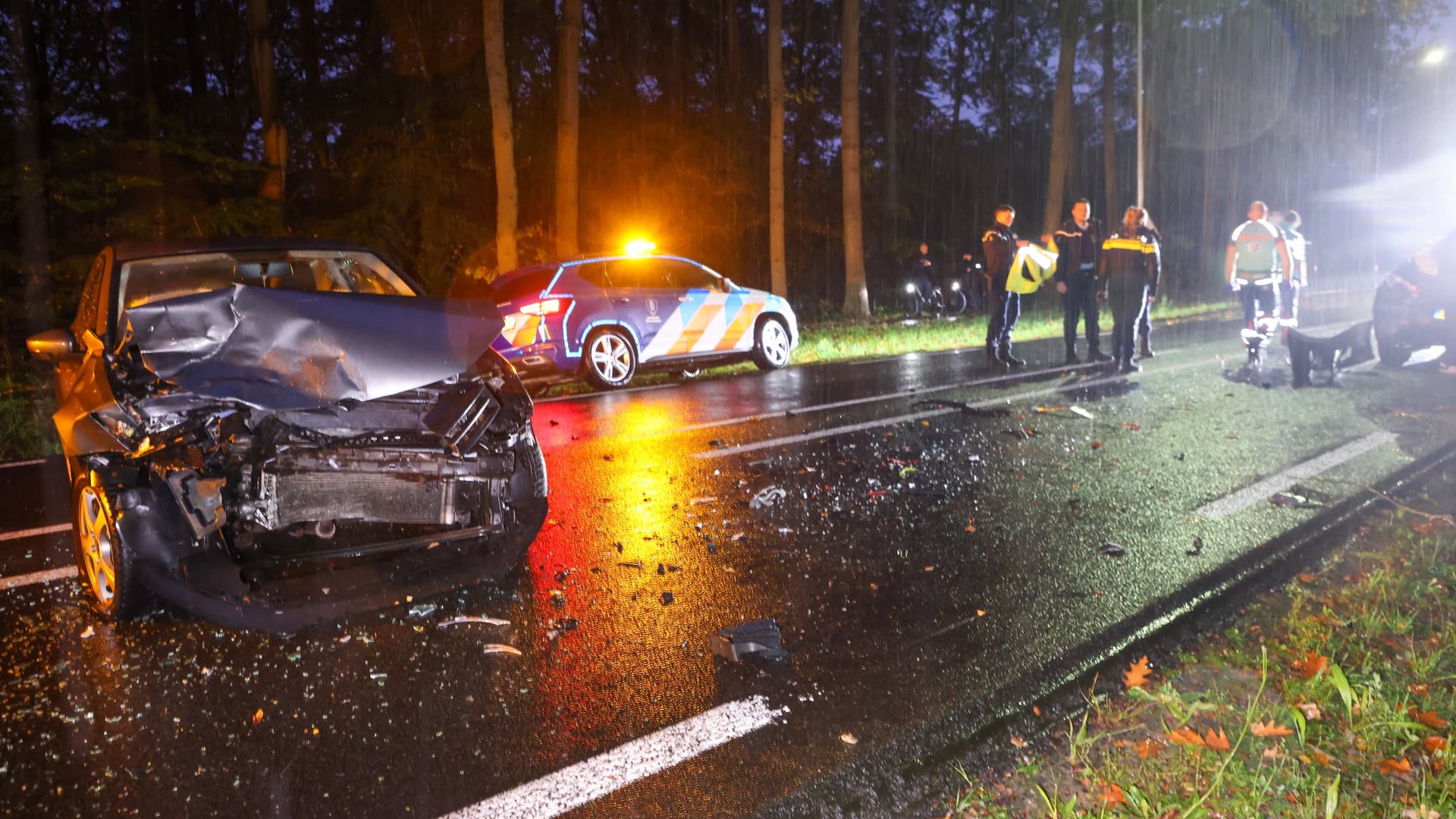 Veel schade door botsing auto’s bij Voorthuizen; Apeldoornsestraat uur dicht