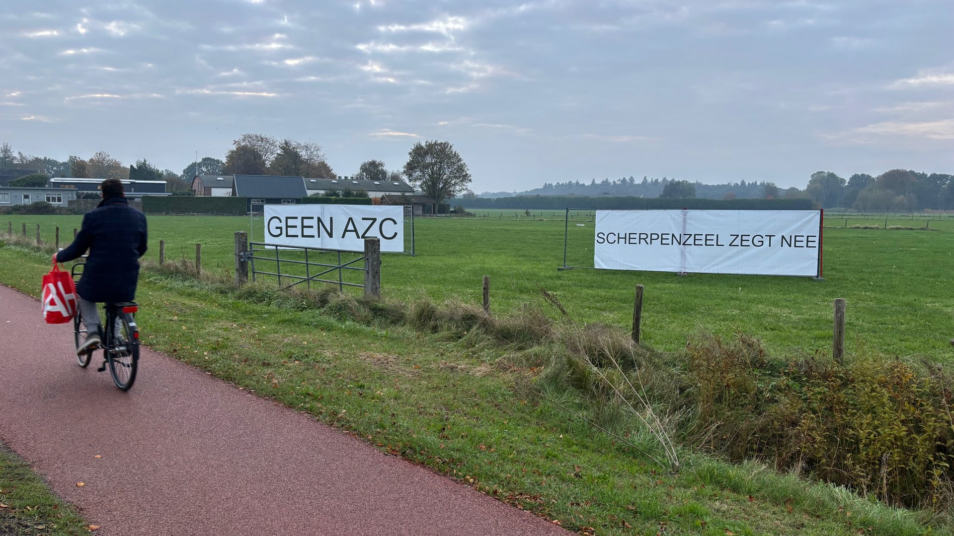 ‘Hiermee maken we een statement’; Protestspandoeken langs Scherpenzeelse Stationsweg