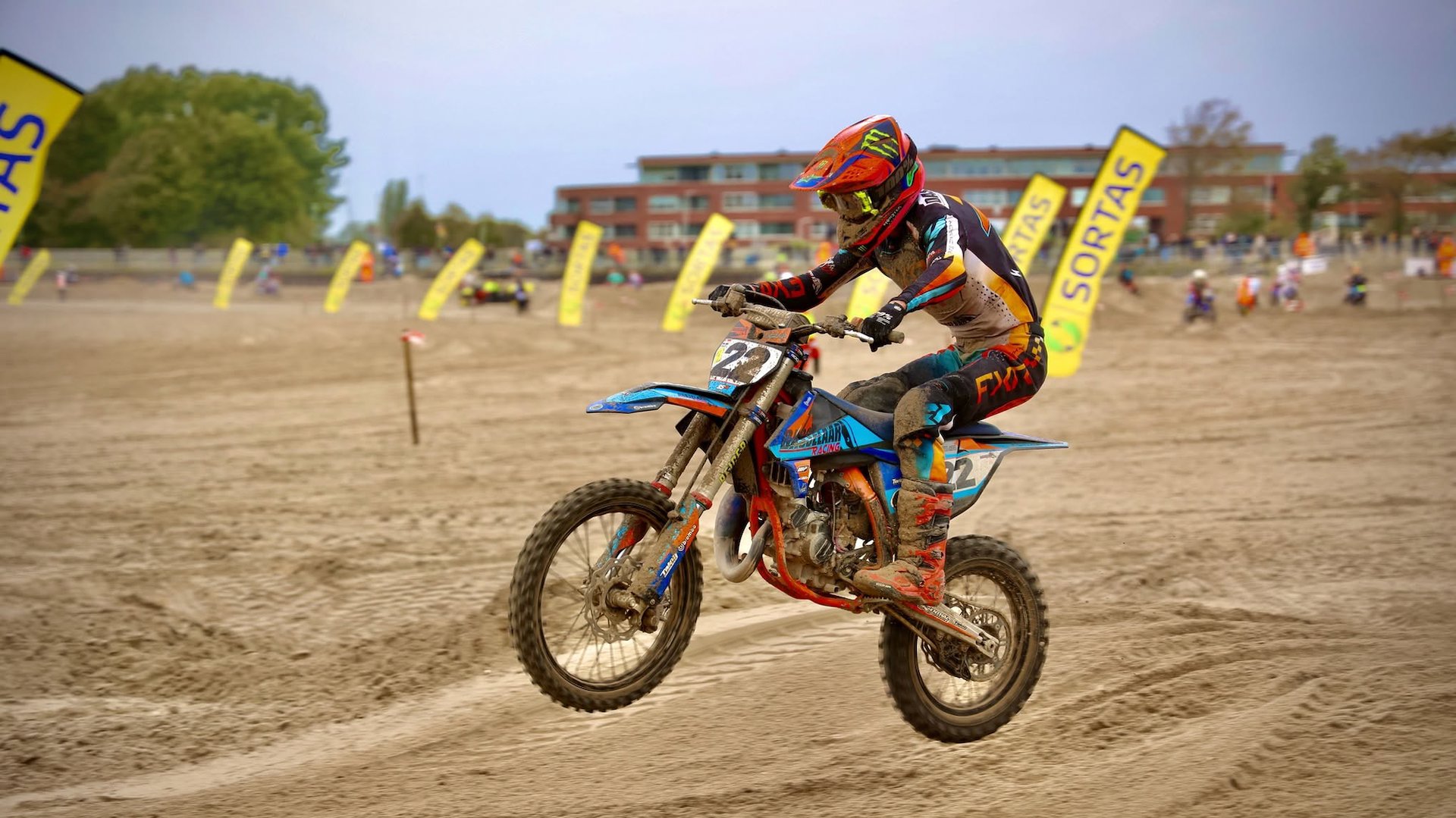 Wessel Dasselaar rijdt naar zesde plaats bij strandcross in Lemmer