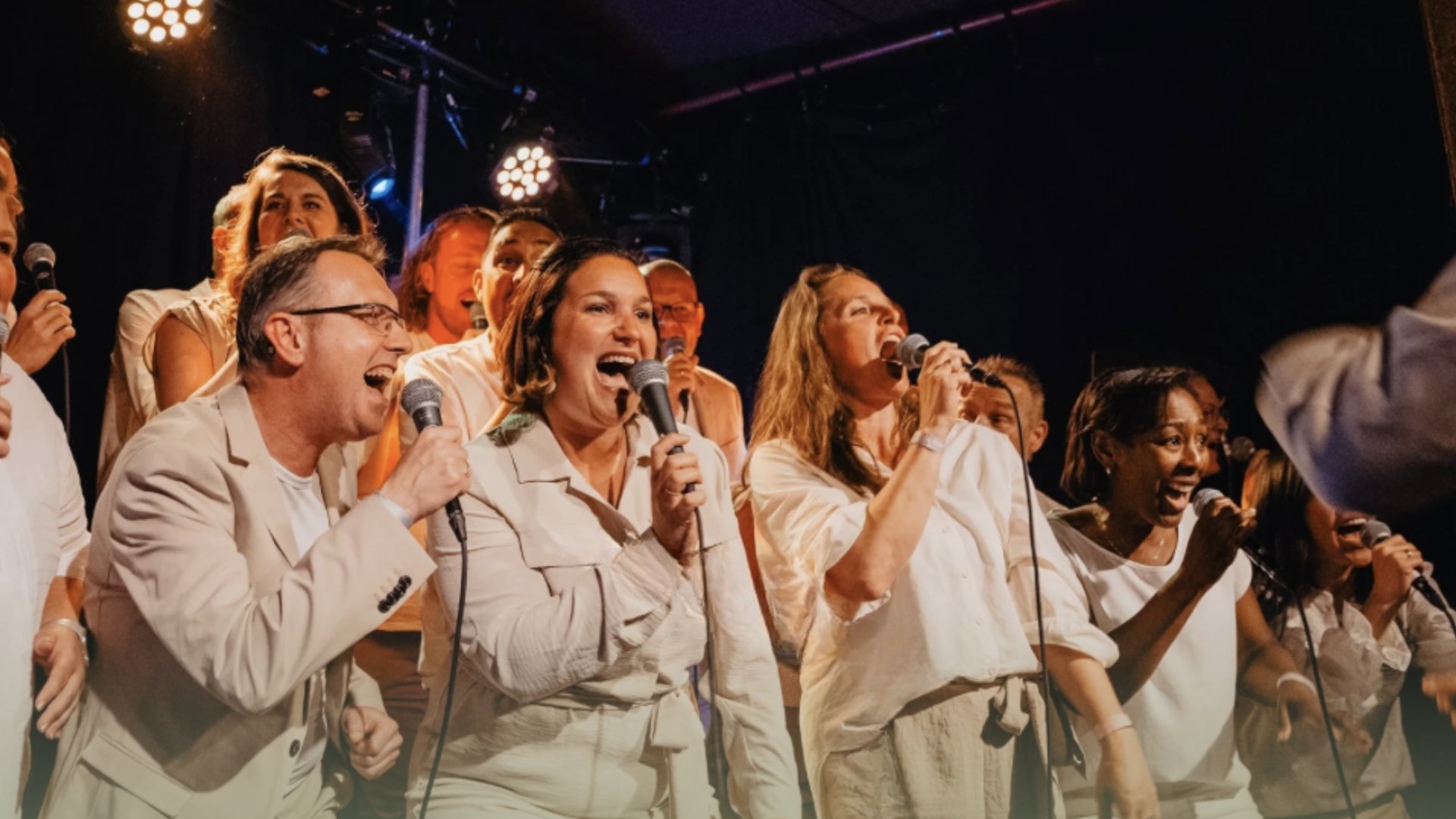 Kerstconcert Charis Music Hij Is Hier in kerkelijk centrum De Regenboog in Harderwijk