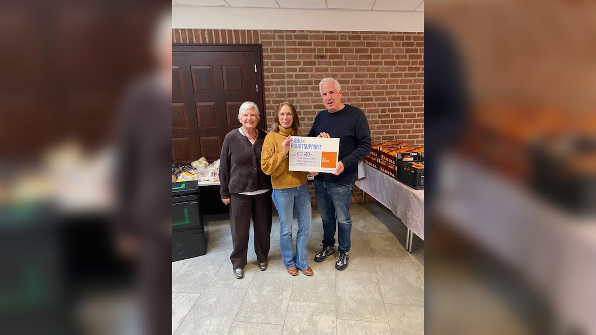 Voeselbank ontvangt cheque