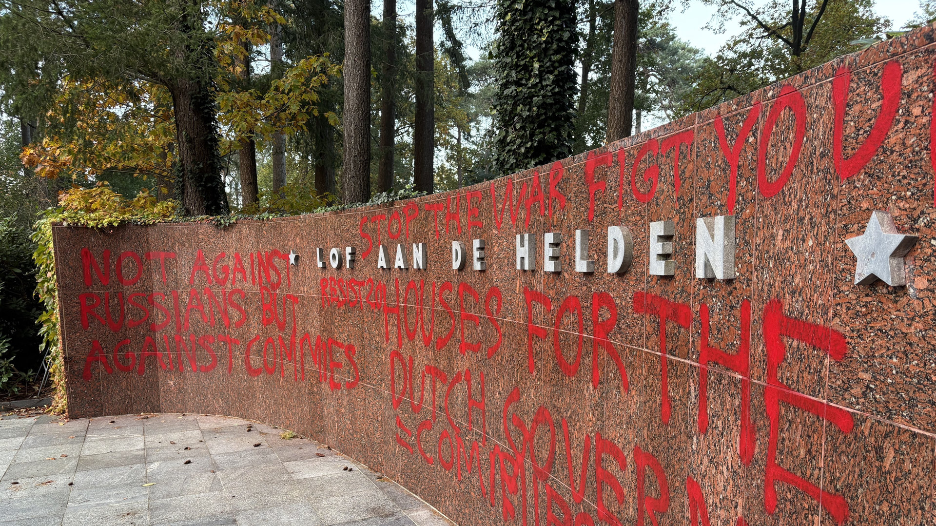 Sovjet Ereveld in Leusden opnieuw beklad: obelisk en gedenkmuur met verf besmeurd