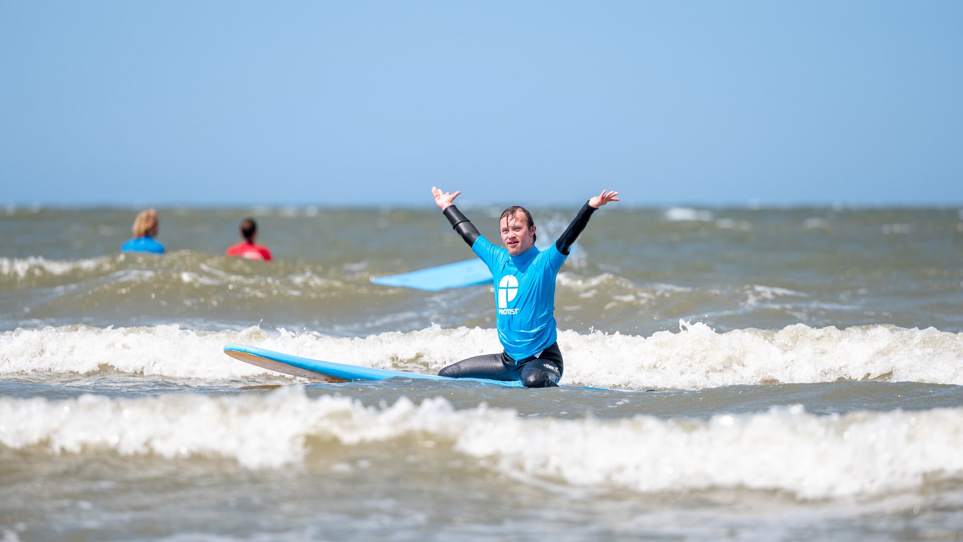 Surf Project viert 10-jarig jubileum op het strand van Ouddorp ...