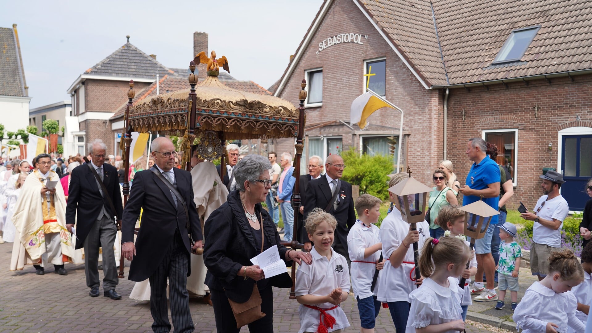 Sacramentsprocessie door de straten van Lobith