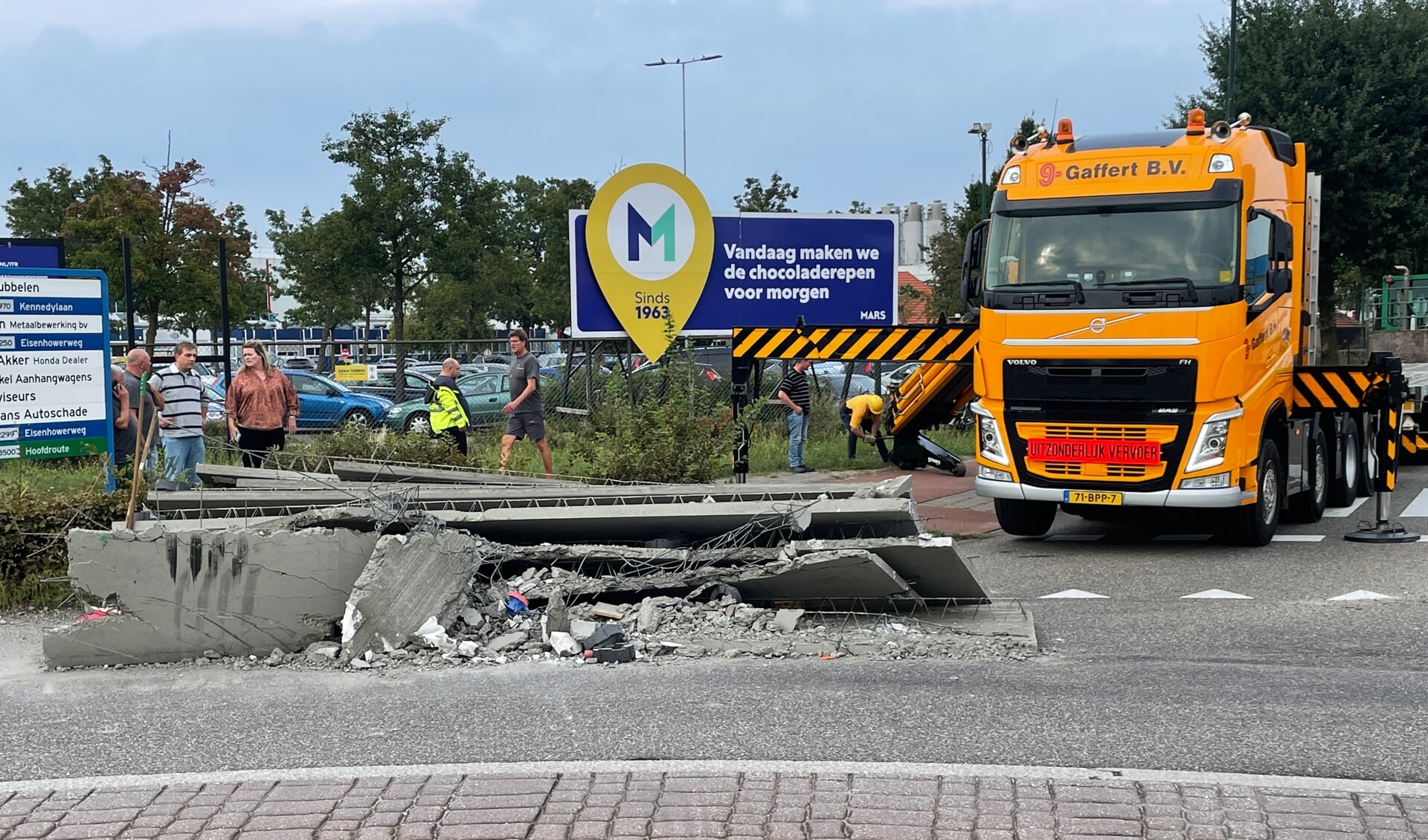 Vrachtwagen verliest lading betonvloeren op rotonde - kliknieuws.nl ...