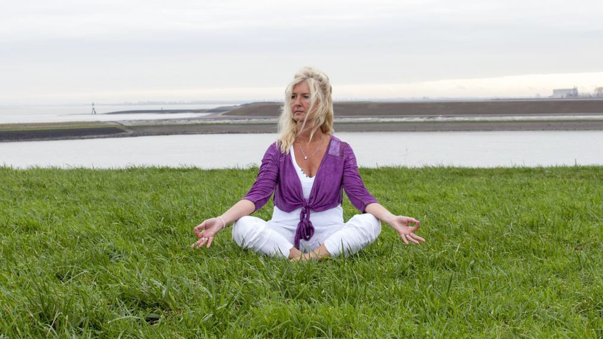 Zon, Zee & Zen: Yoga aan Zee voor het Goede Doel